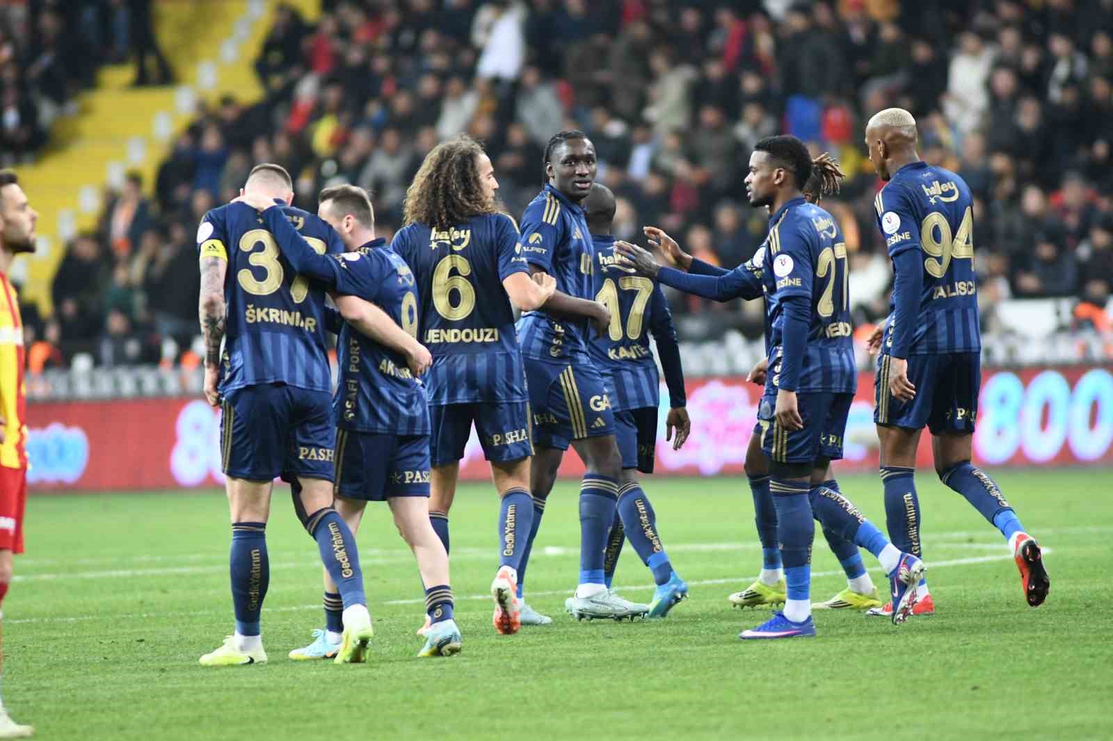 Trendyol Süper Lig: Kayserispor: 0 - Fenerbahçe: 1 (İlk yarı)
Trendyol Süper Lig: Kayserispor: 0 - Fenerbahçe: 1 (İlk yarı)