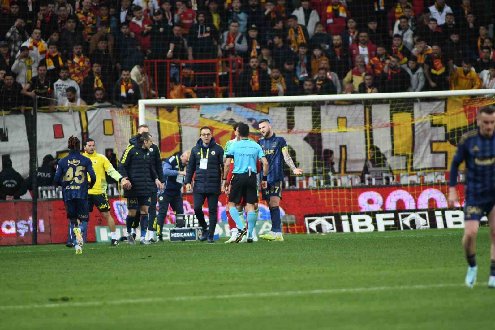 Trendyol Süper Lig: Kayserispor: 0 - Fenerbahçe: 1 (İlk yarı)
Trendyol Süper Lig: Kayserispor: 0 - Fenerbahçe: 1 (İlk yarı)