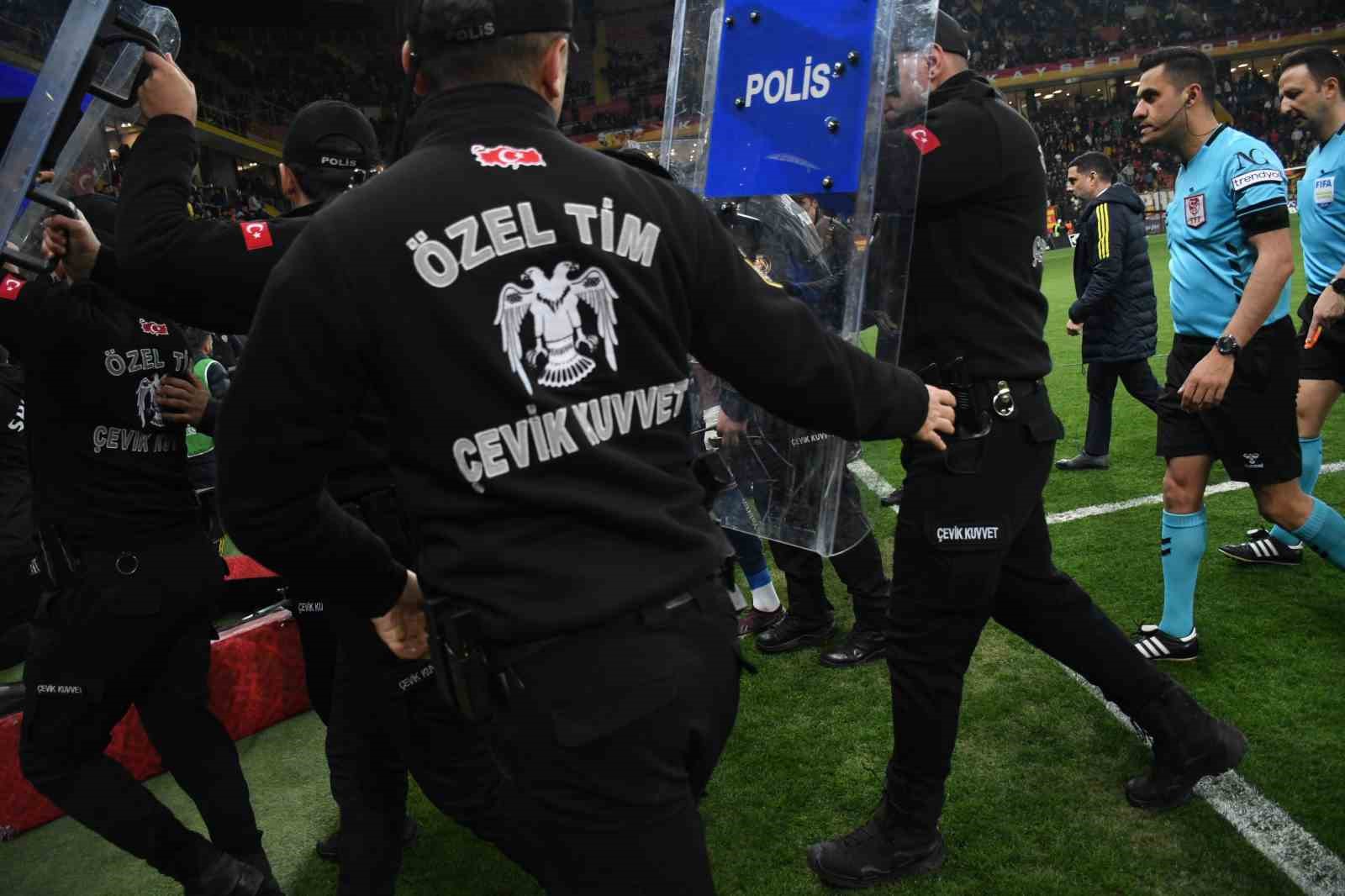 Trendyol Süper Lig: Kayserispor: 0 - Fenerbahçe: 1 (İlk yarı)
Trendyol Süper Lig: Kayserispor: 0 - Fenerbahçe: 1 (İlk yarı)