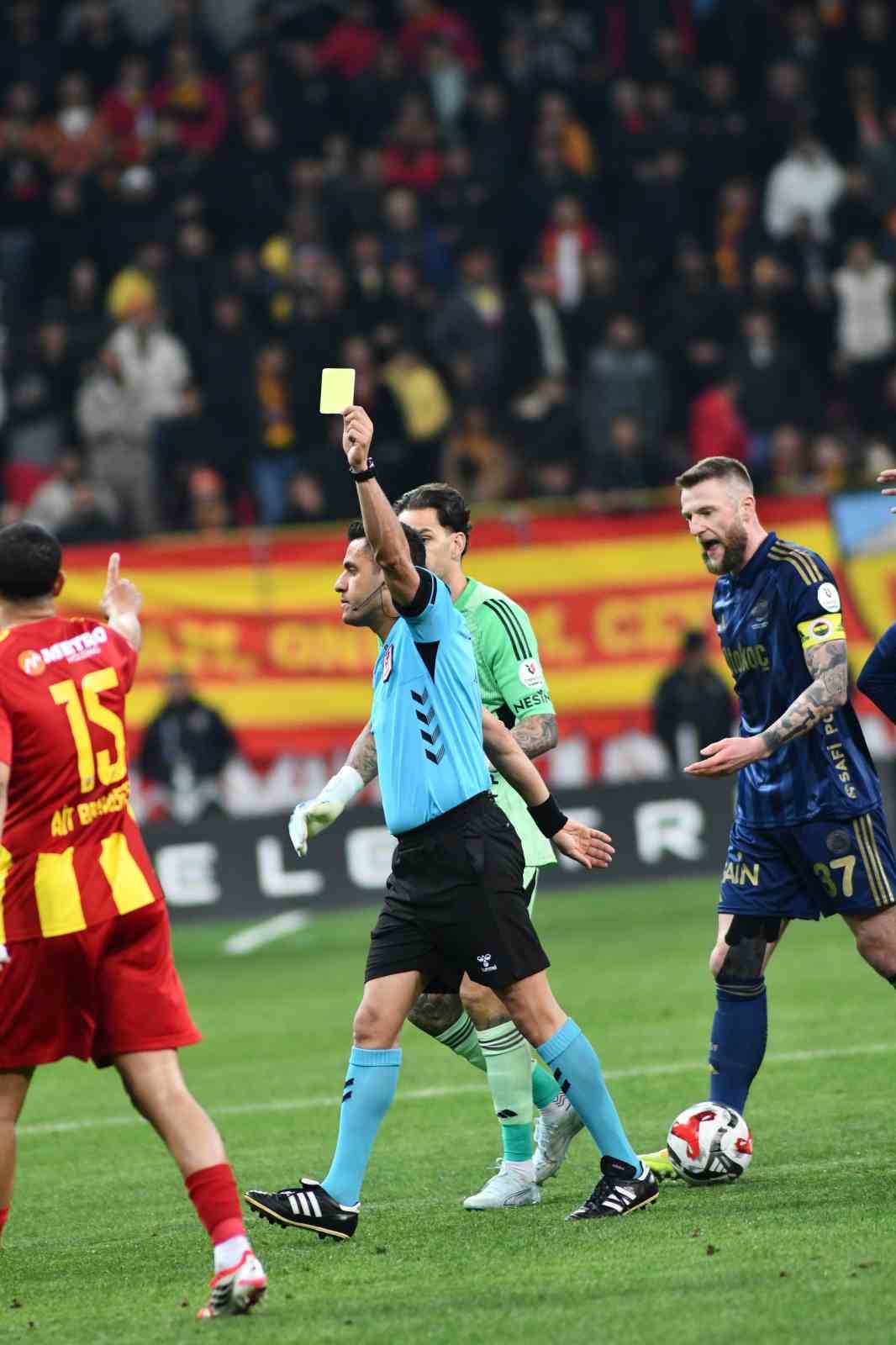 Trendyol Süper Lig: Kayserispor: 0 - Fenerbahçe: 1 (İlk yarı)
Trendyol Süper Lig: Kayserispor: 0 - Fenerbahçe: 1 (İlk yarı)