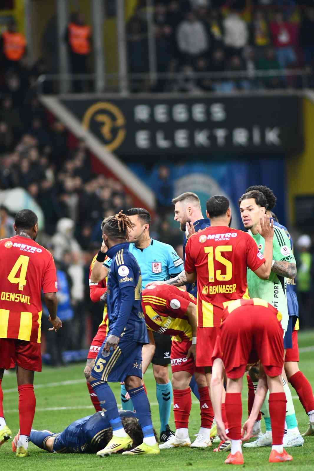 Trendyol Süper Lig: Kayserispor: 0 - Fenerbahçe: 1 (İlk yarı)
Trendyol Süper Lig: Kayserispor: 0 - Fenerbahçe: 1 (İlk yarı)