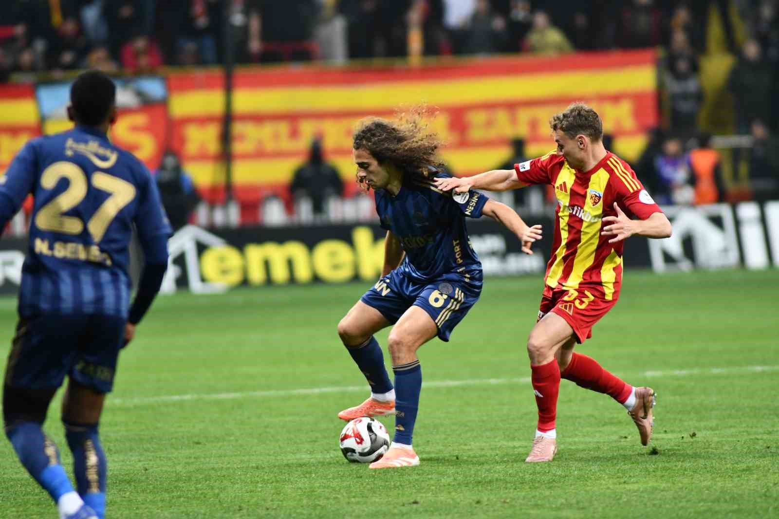 Trendyol Süper Lig: Kayserispor: 0 - Fenerbahçe: 1 (İlk yarı)
Trendyol Süper Lig: Kayserispor: 0 - Fenerbahçe: 1 (İlk yarı)