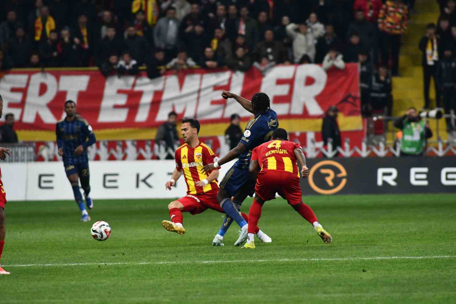 Trendyol Süper Lig: Kayserispor: 0 - Fenerbahçe: 1 (İlk yarı)
Trendyol Süper Lig: Kayserispor: 0 - Fenerbahçe: 1 (İlk yarı)