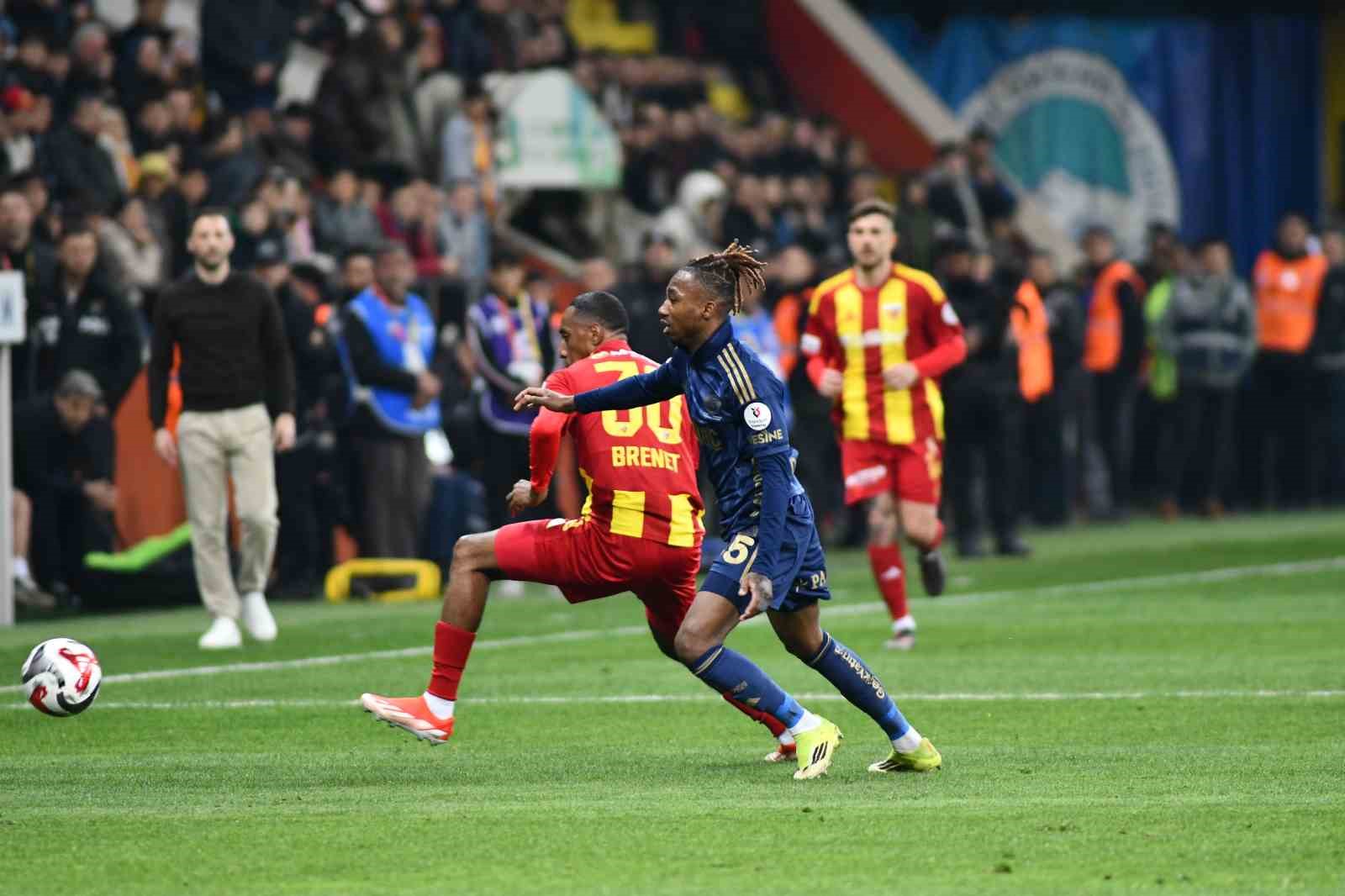 Trendyol Süper Lig: Kayserispor: 0 - Fenerbahçe: 1 (İlk yarı)
Trendyol Süper Lig: Kayserispor: 0 - Fenerbahçe: 1 (İlk yarı)