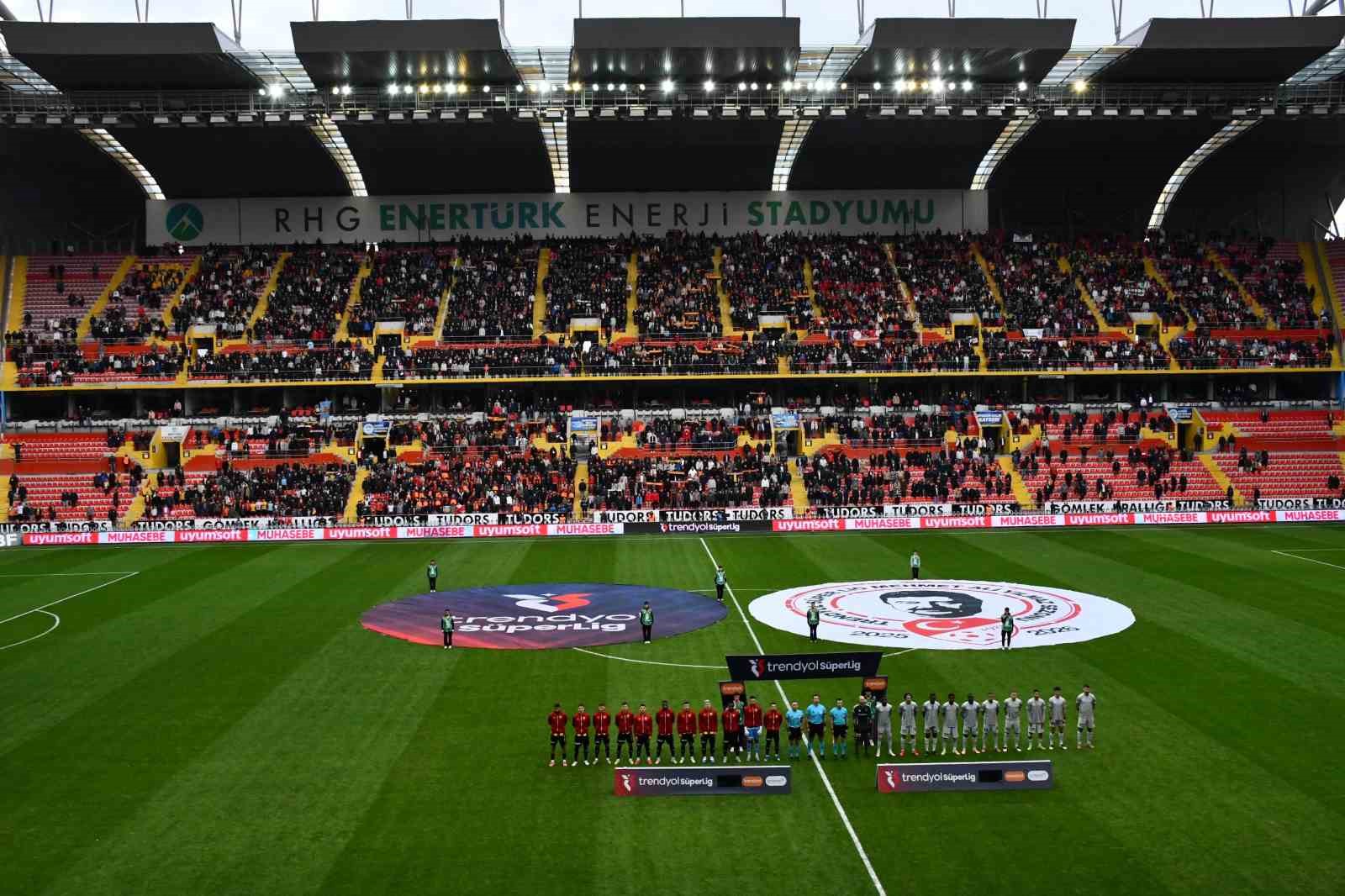 Trendyol Süper Lig: Kayserispor: 0 - Kocaelispor: 0 (İlk yarı)
