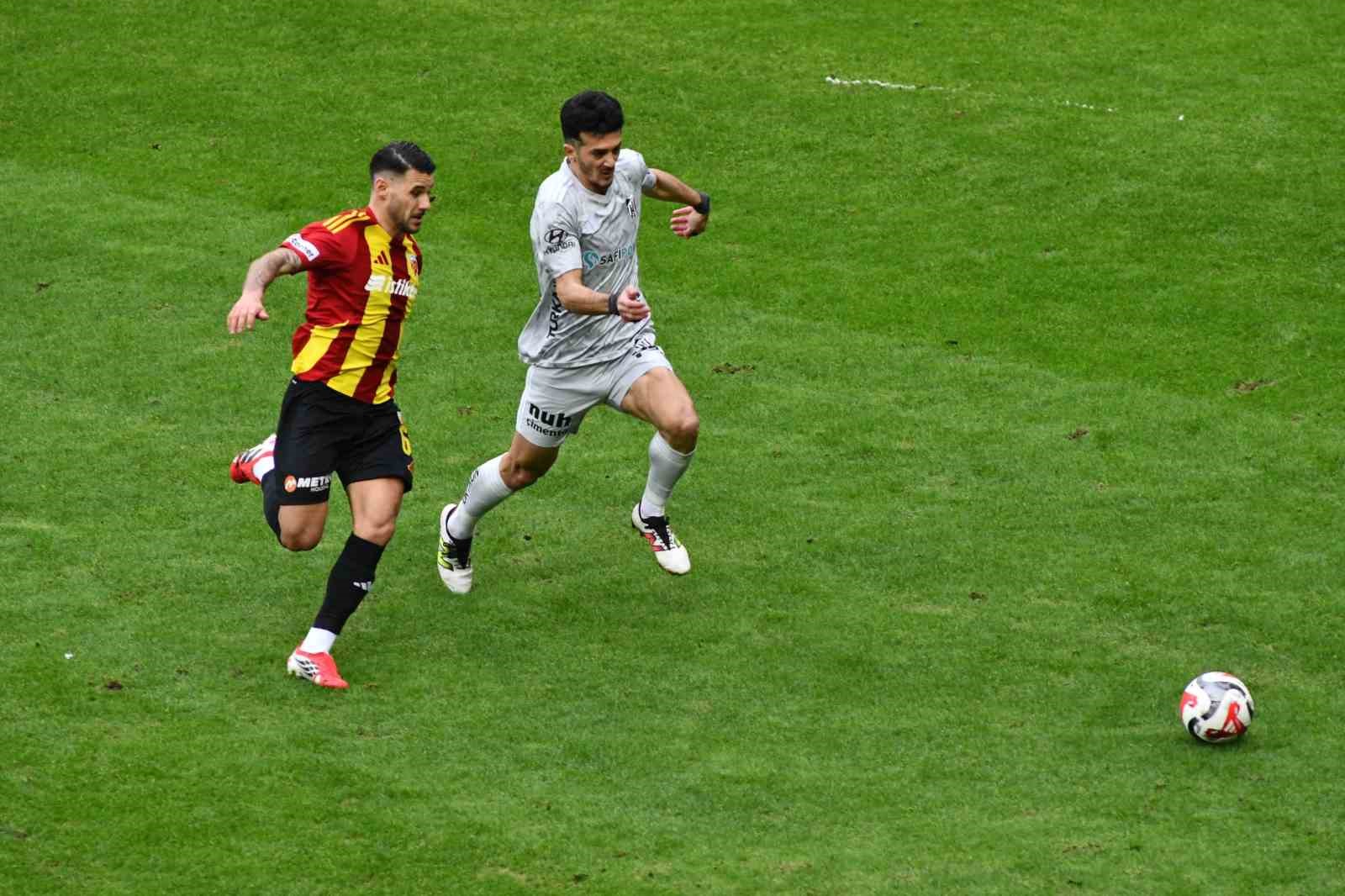 Trendyol Süper Lig: Kayserispor: 0 - Kocaelispor: 0 (İlk yarı)
