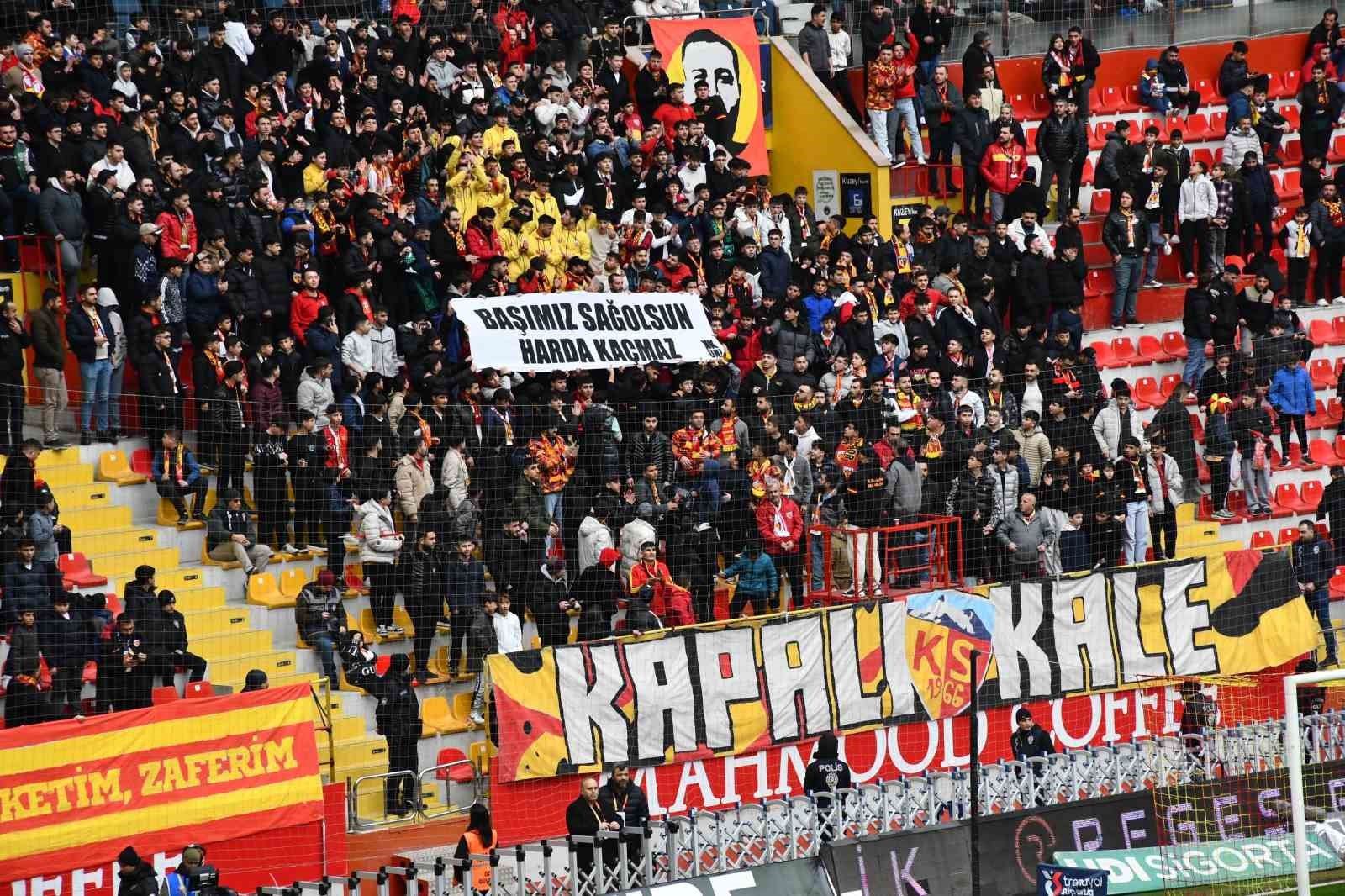 Trendyol Süper Lig: Kayserispor: 0 - Kocaelispor: 0 (İlk yarı)
