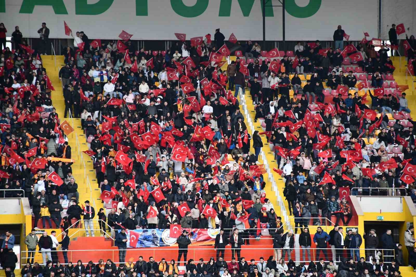 Trendyol Süper Lig: Kayserispor: 0 - Kocaelispor: 0 (İlk yarı)
