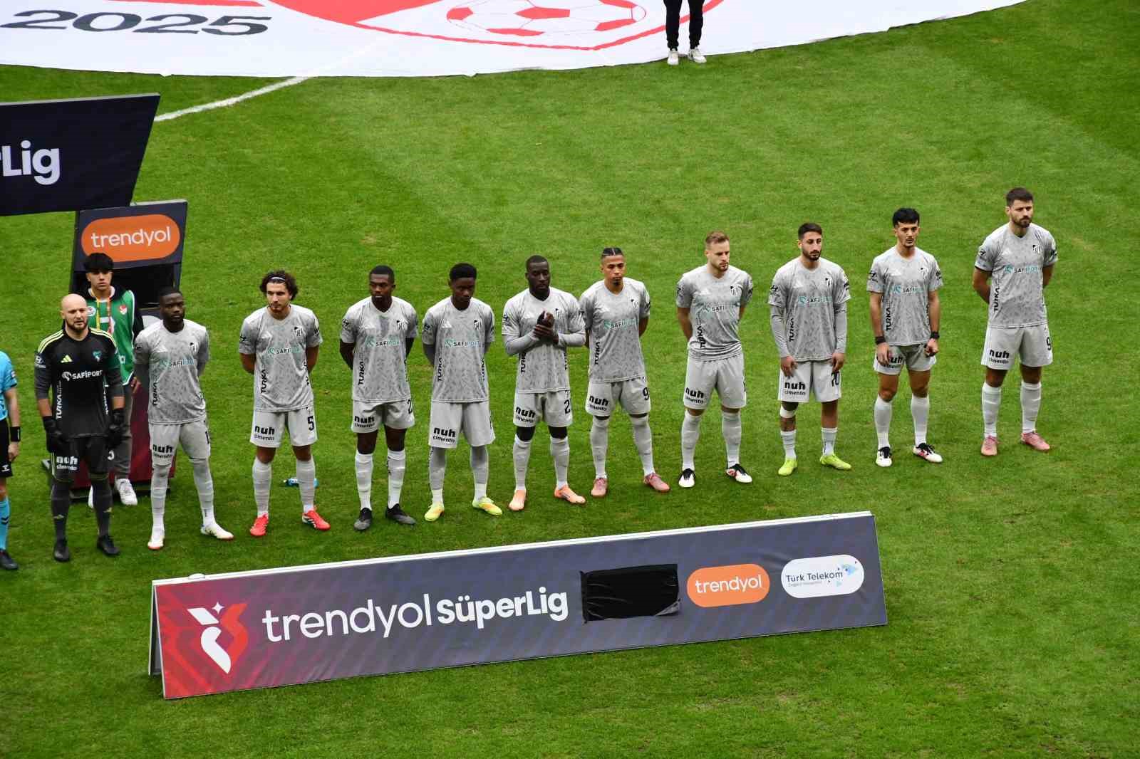 Trendyol Süper Lig: Kayserispor: 0 - Kocaelispor: 0 (İlk yarı)
