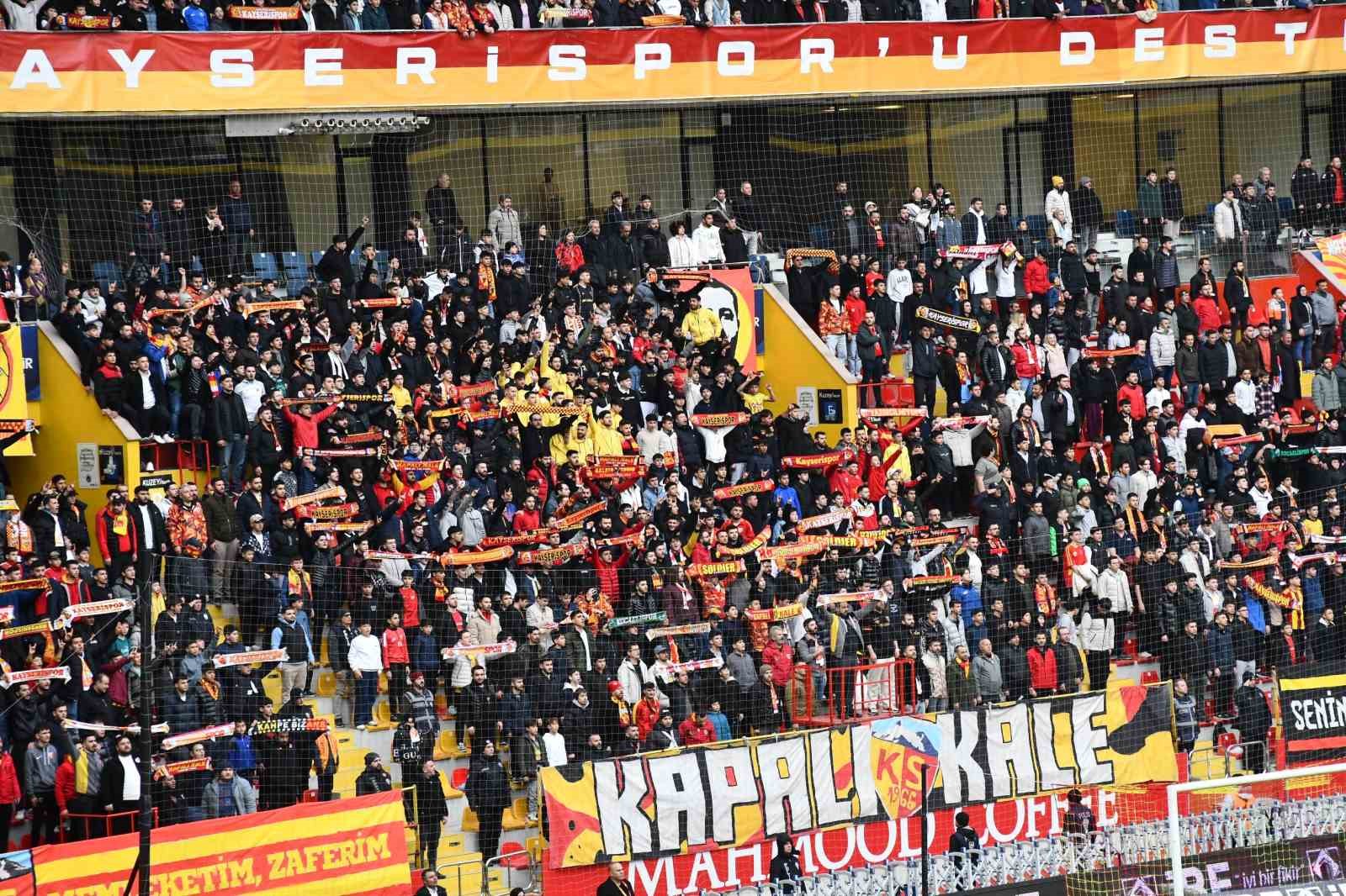 Trendyol Süper Lig: Kayserispor: 0 - Kocaelispor: 0 (İlk yarı)
