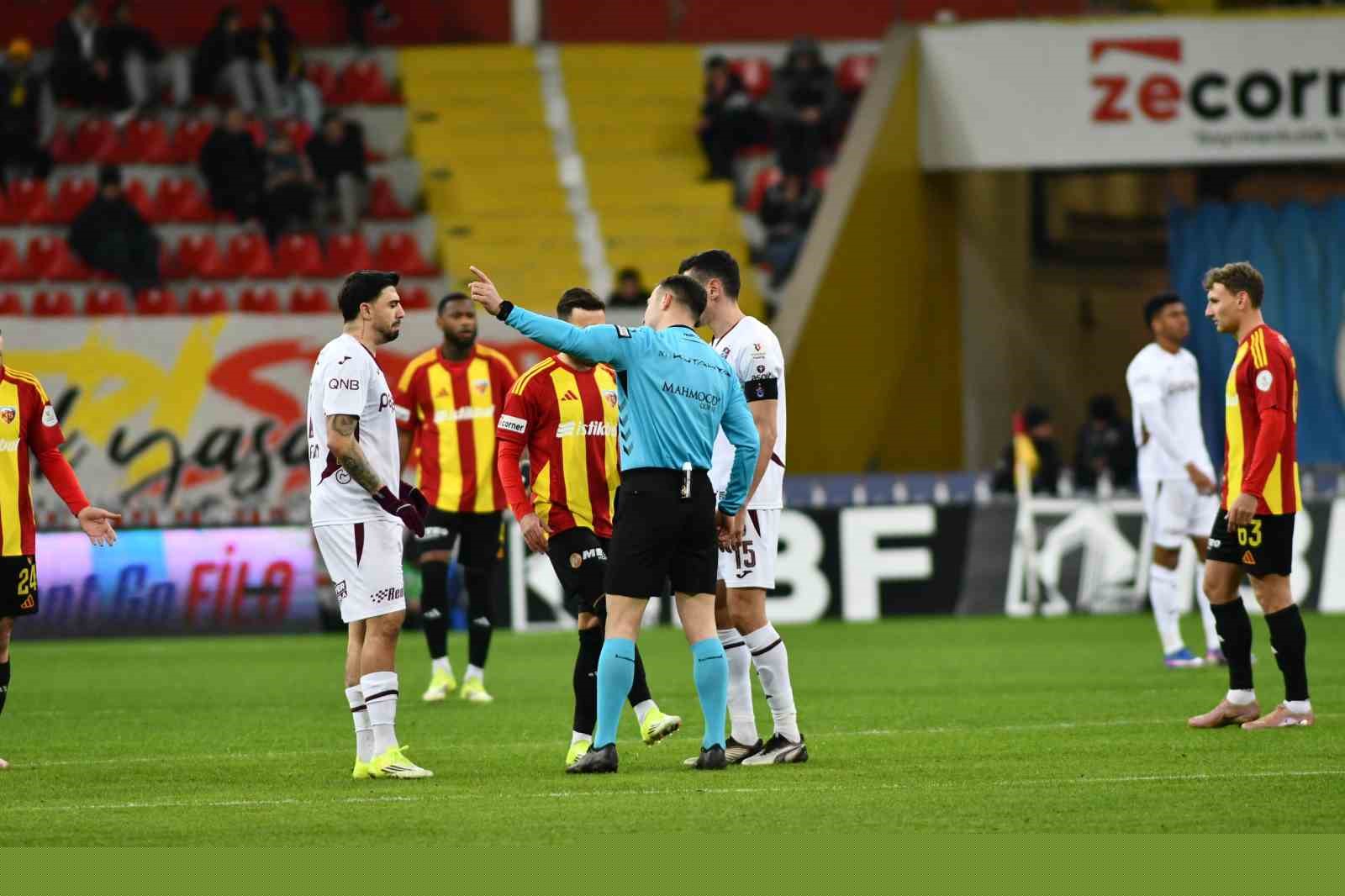 Trendyol Süper Lig: Kayserispor: 0 - Trabzonspor: 2 (İlk yarı)
