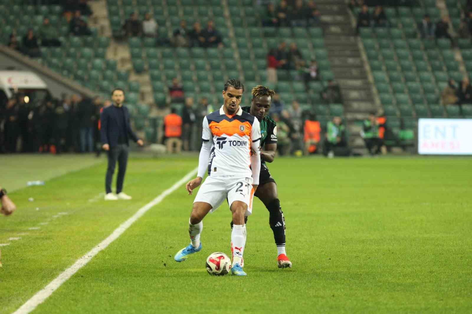 Trendyol Süper Lig: Kocaelispor: 0 - Başakşehir: 0 (İlk yarı)
