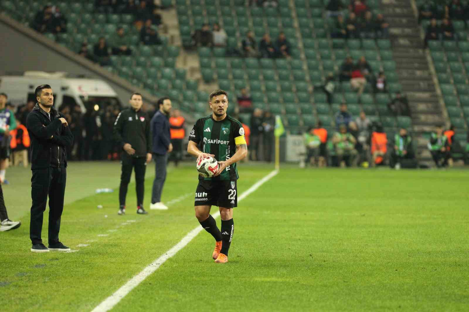 Trendyol Süper Lig: Kocaelispor: 0 - Başakşehir: 0 (İlk yarı)
