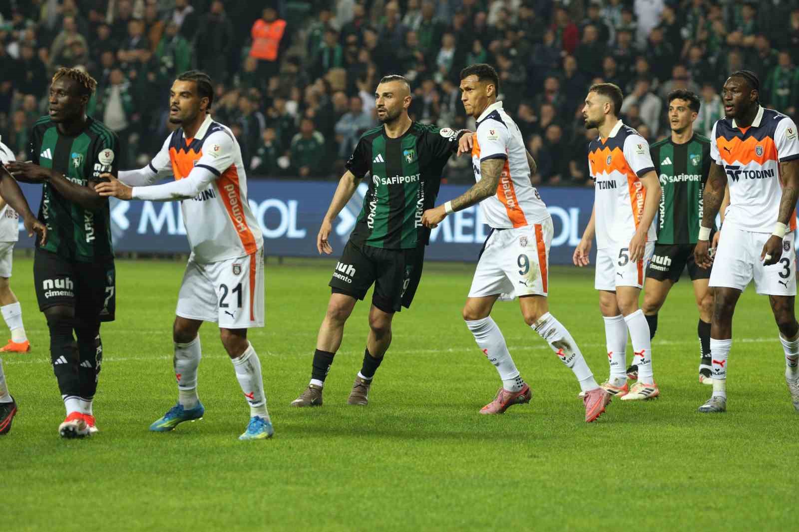 Trendyol Süper Lig: Kocaelispor: 0 - Başakşehir: 0 (İlk yarı)
