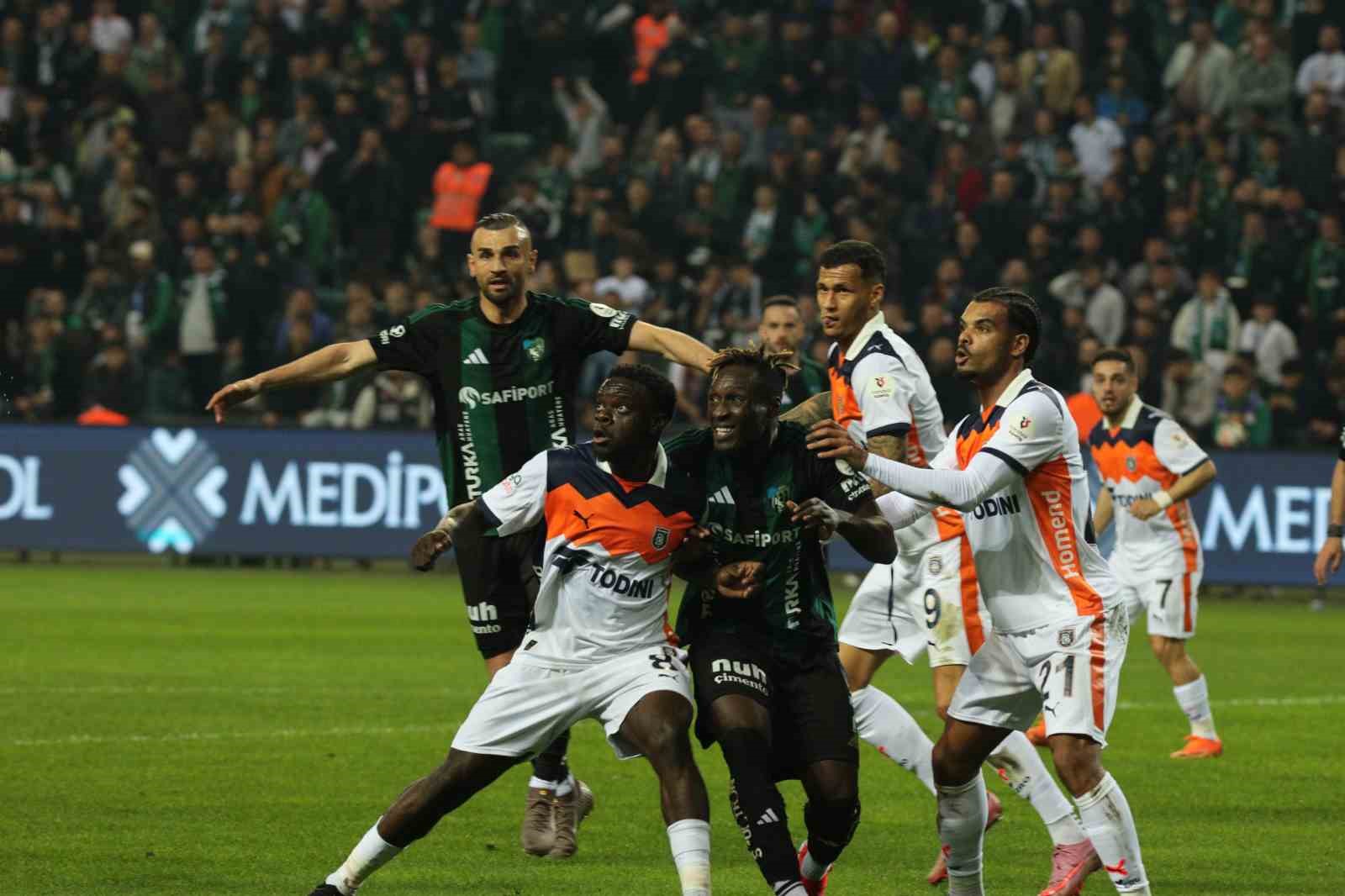 Trendyol Süper Lig: Kocaelispor: 0 - Başakşehir: 0 (İlk yarı)
