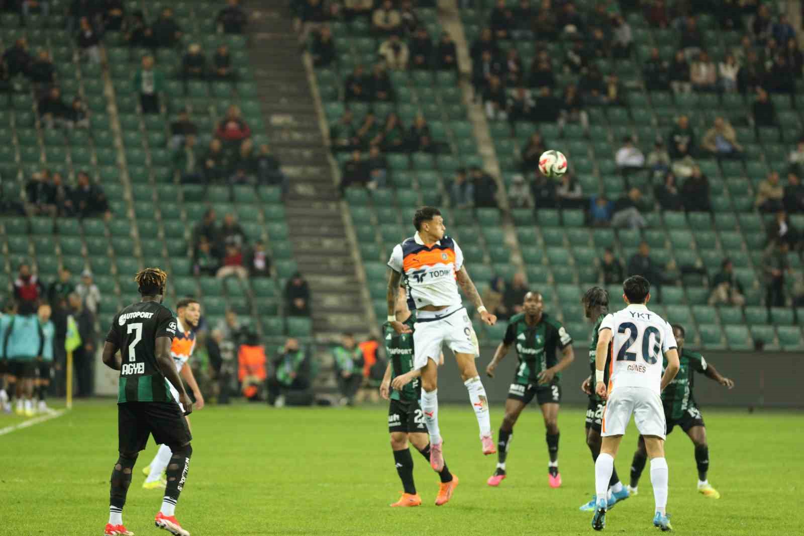 Trendyol Süper Lig: Kocaelispor: 0 - Başakşehir: 0 (İlk yarı)
