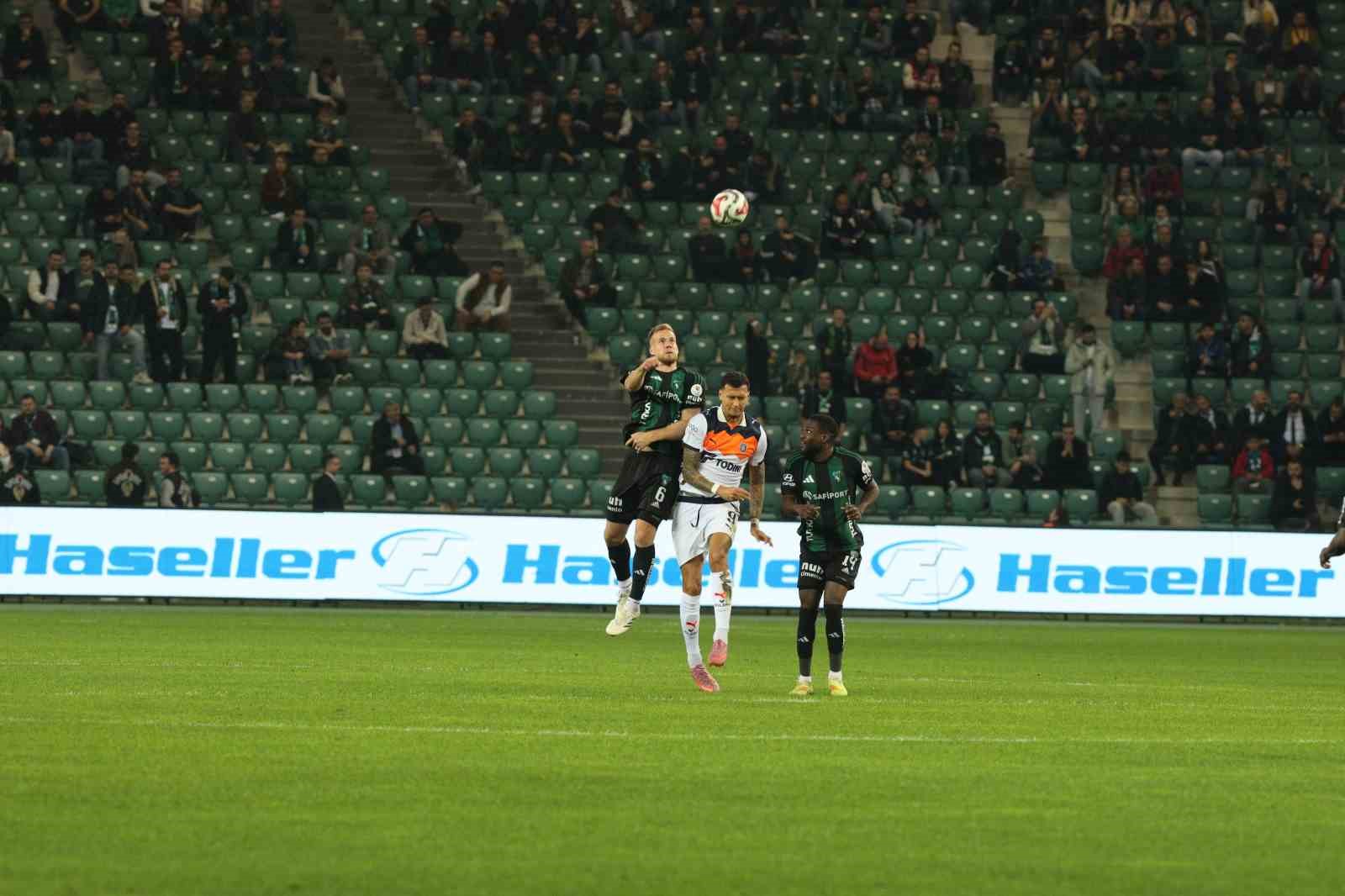 Trendyol Süper Lig: Kocaelispor: 0 - Başakşehir: 0 (İlk yarı)
