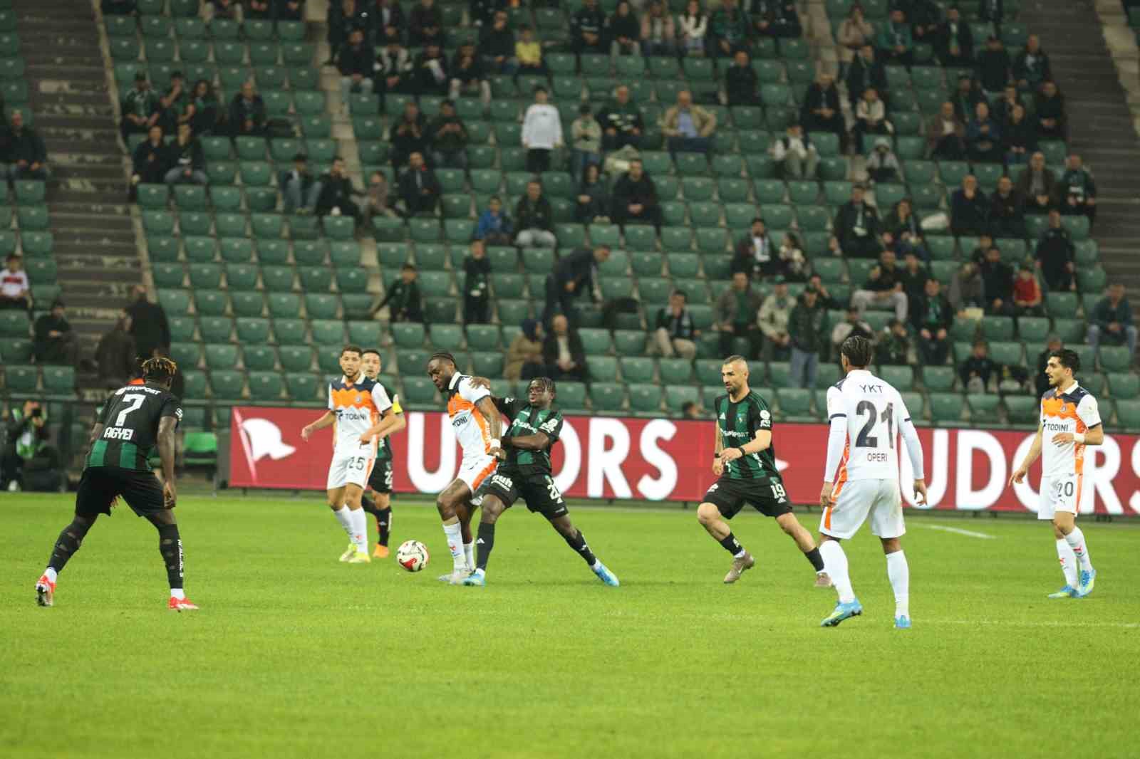 Trendyol Süper Lig: Kocaelispor: 0 - Başakşehir: 0 (İlk yarı)
