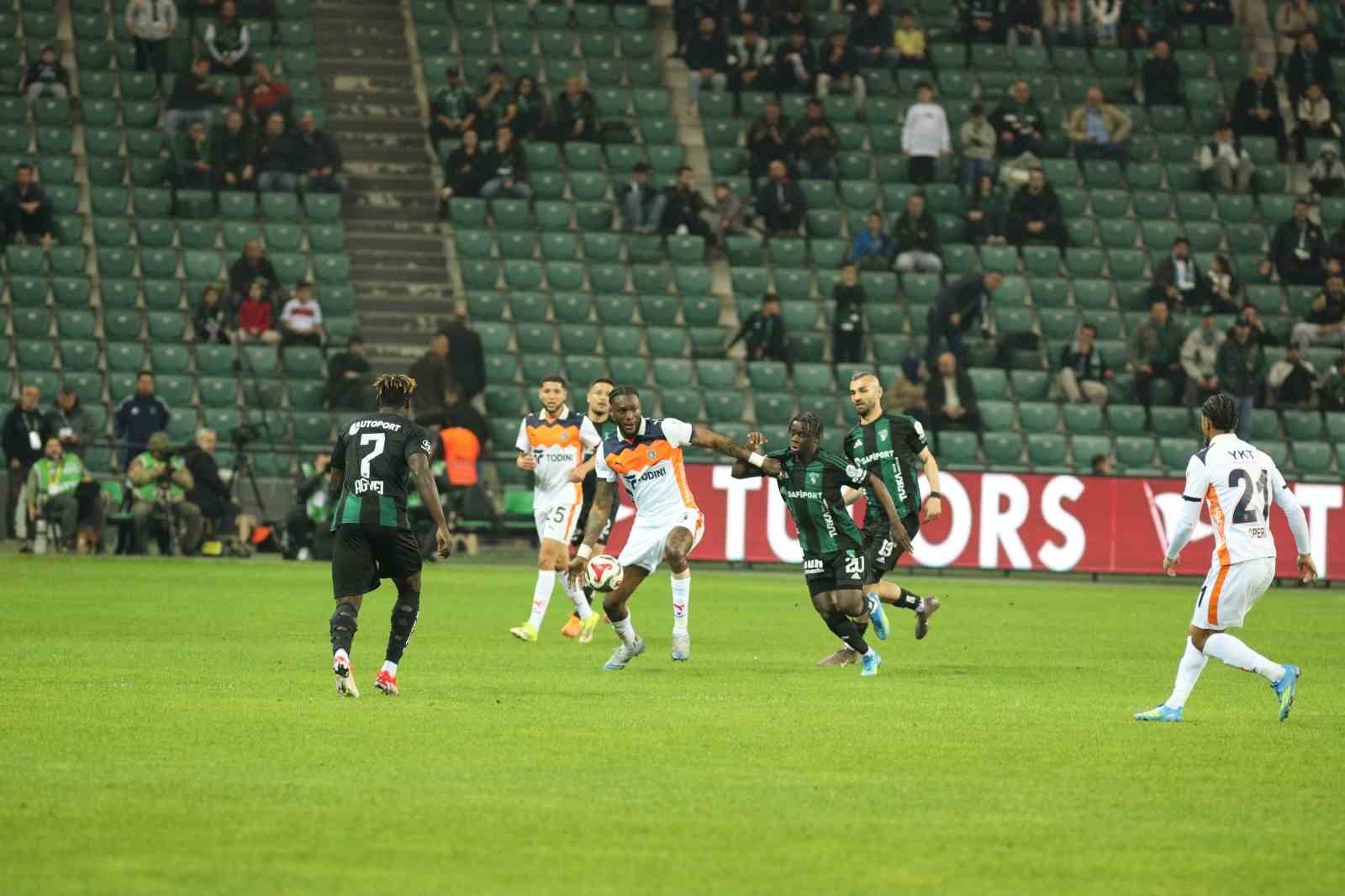 Trendyol Süper Lig: Kocaelispor: 0 - Başakşehir: 0 (İlk yarı)
