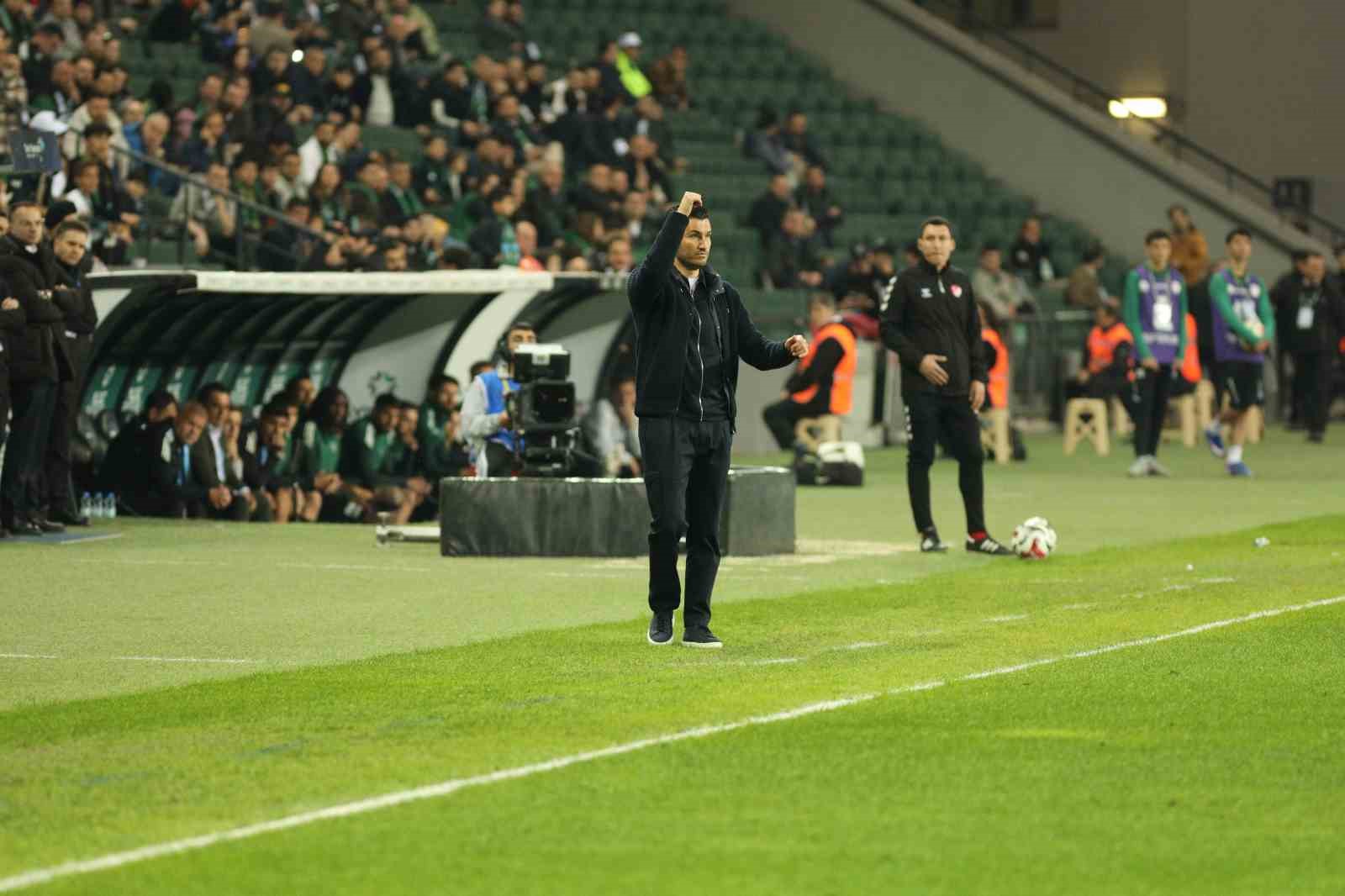 Trendyol Süper Lig: Kocaelispor: 0 - Başakşehir: 0 (İlk yarı)
