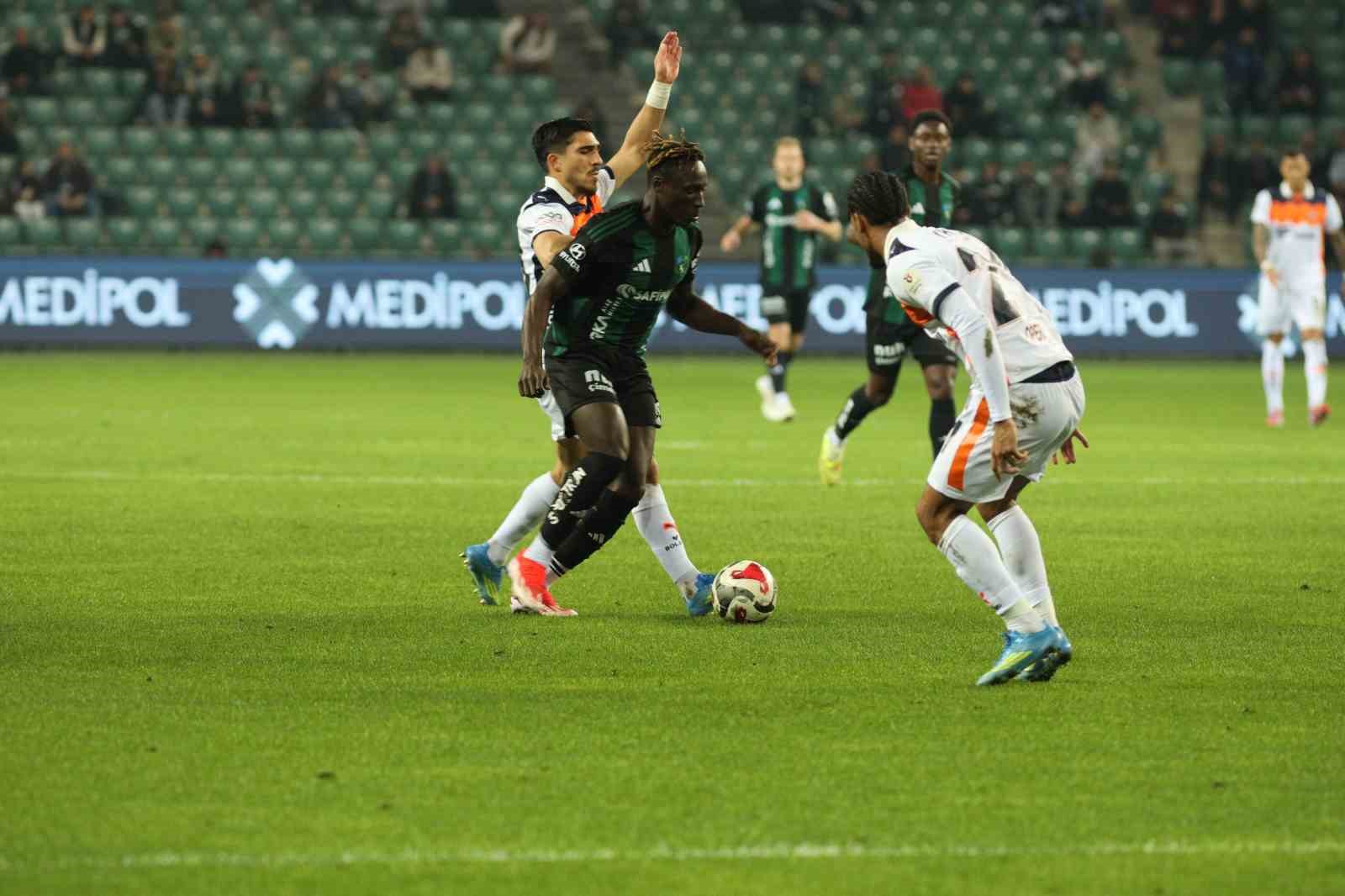 Trendyol Süper Lig: Kocaelispor: 0 - Başakşehir: 0 (İlk yarı)
