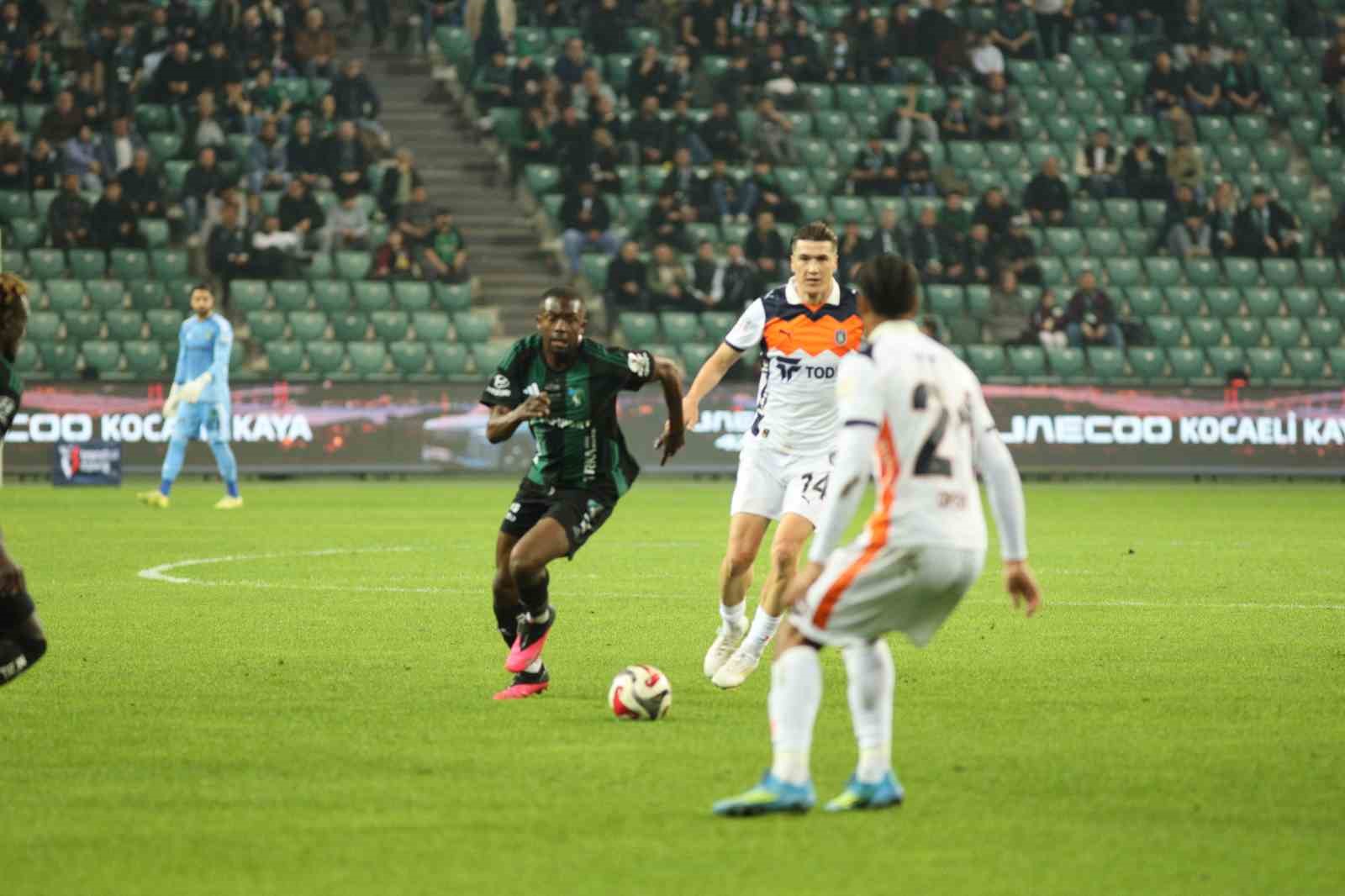 Trendyol Süper Lig: Kocaelispor: 0 - Başakşehir: 0 (İlk yarı)
