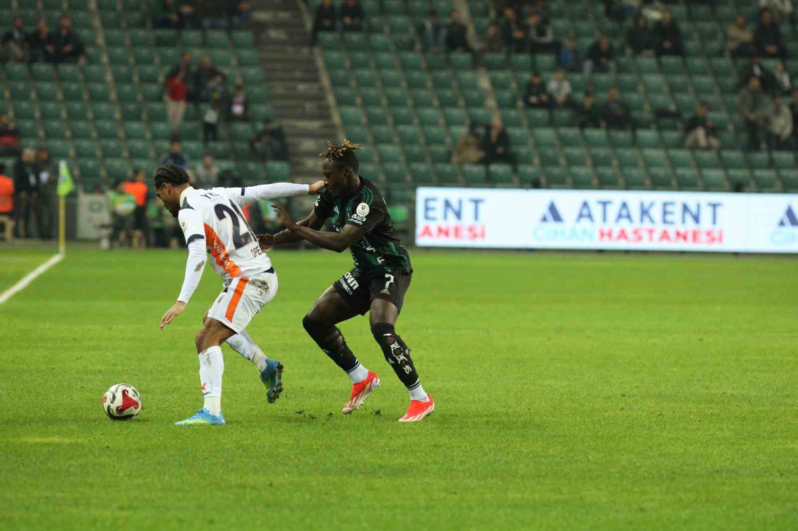 Trendyol Süper Lig: Kocaelispor: 0 - Başakşehir: 0 (İlk yarı)
