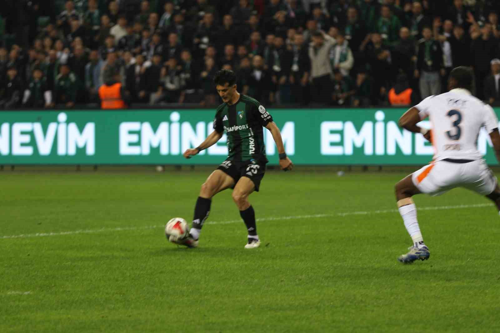 Trendyol Süper Lig: Kocaelispor: 0 - Başakşehir: 0 (Maç devam ediyor)
