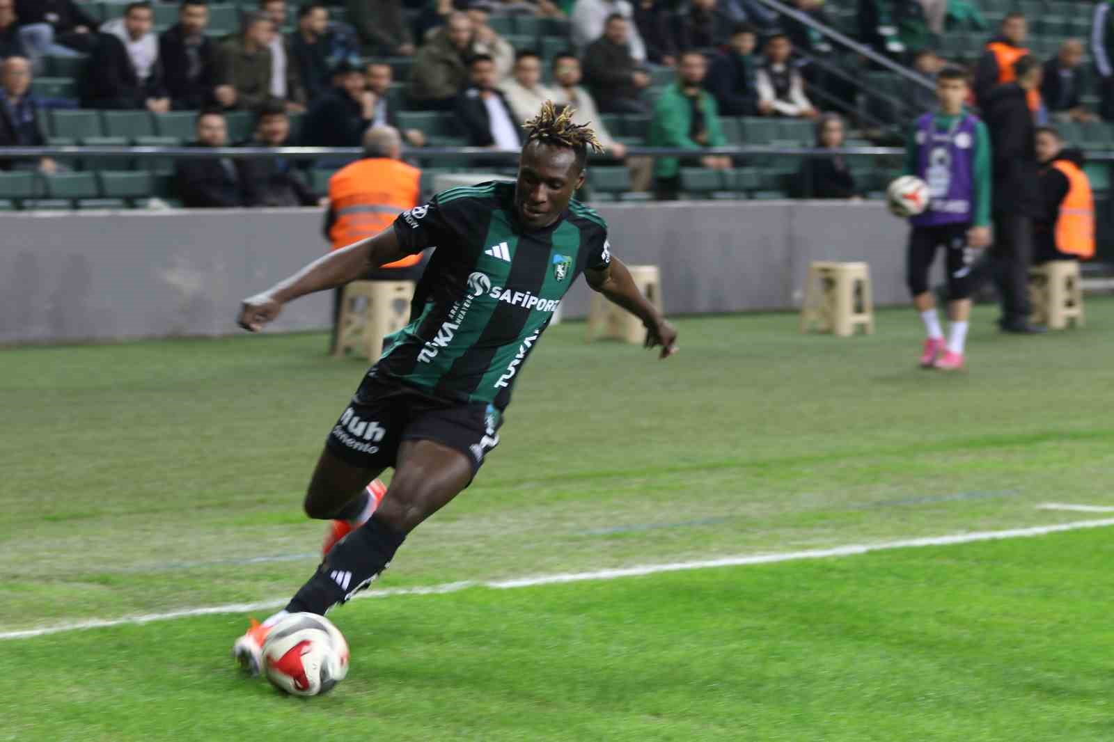 Trendyol Süper Lig: Kocaelispor: 0 - Başakşehir: 0 (Maç devam ediyor)
