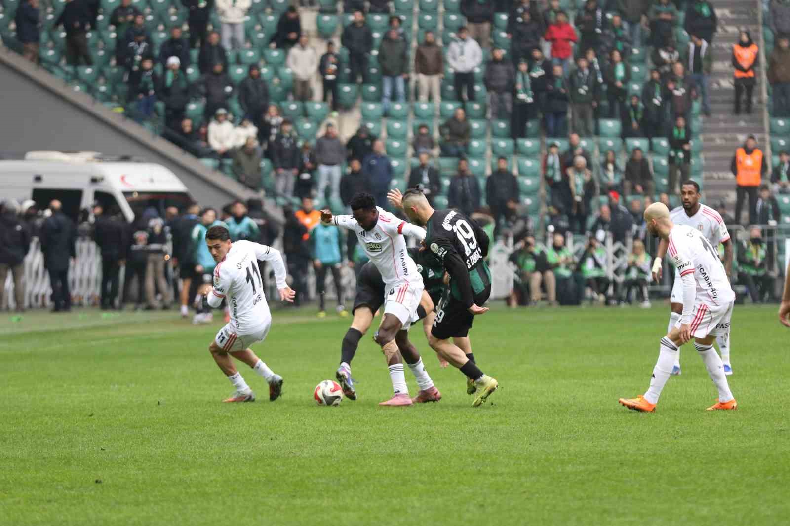 Trendyol Süper Lig: Kocaelispor: 0 - Beşiktaş: 0 (İlk yarı)
