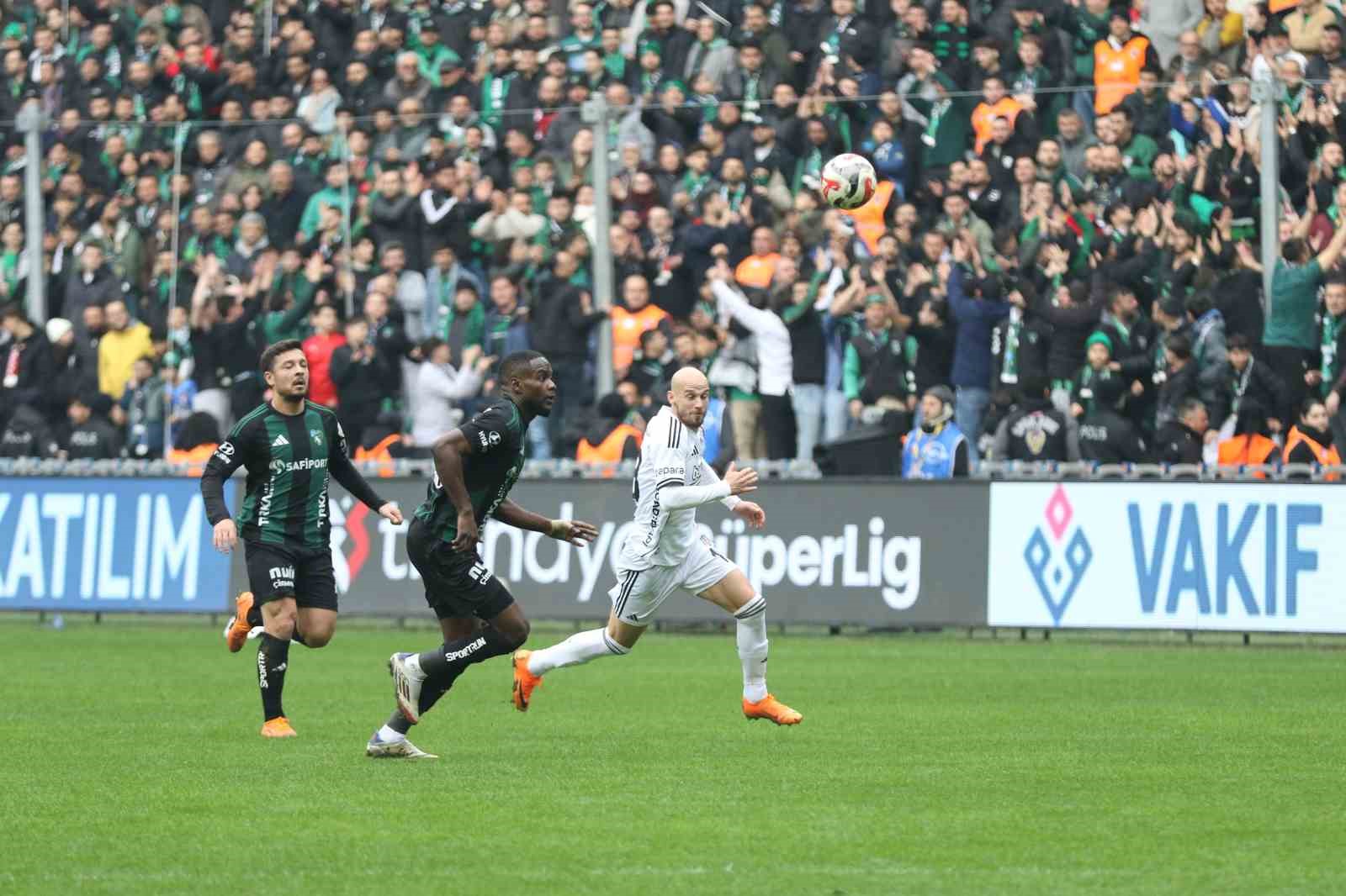 Trendyol Süper Lig: Kocaelispor: 0 - Beşiktaş: 0 (İlk yarı)
