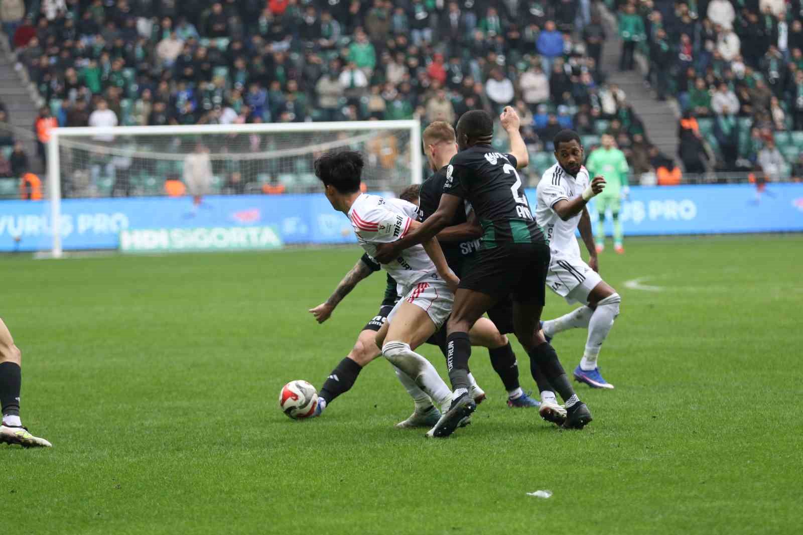 Trendyol Süper Lig: Kocaelispor: 0 - Beşiktaş: 0 (İlk yarı)
