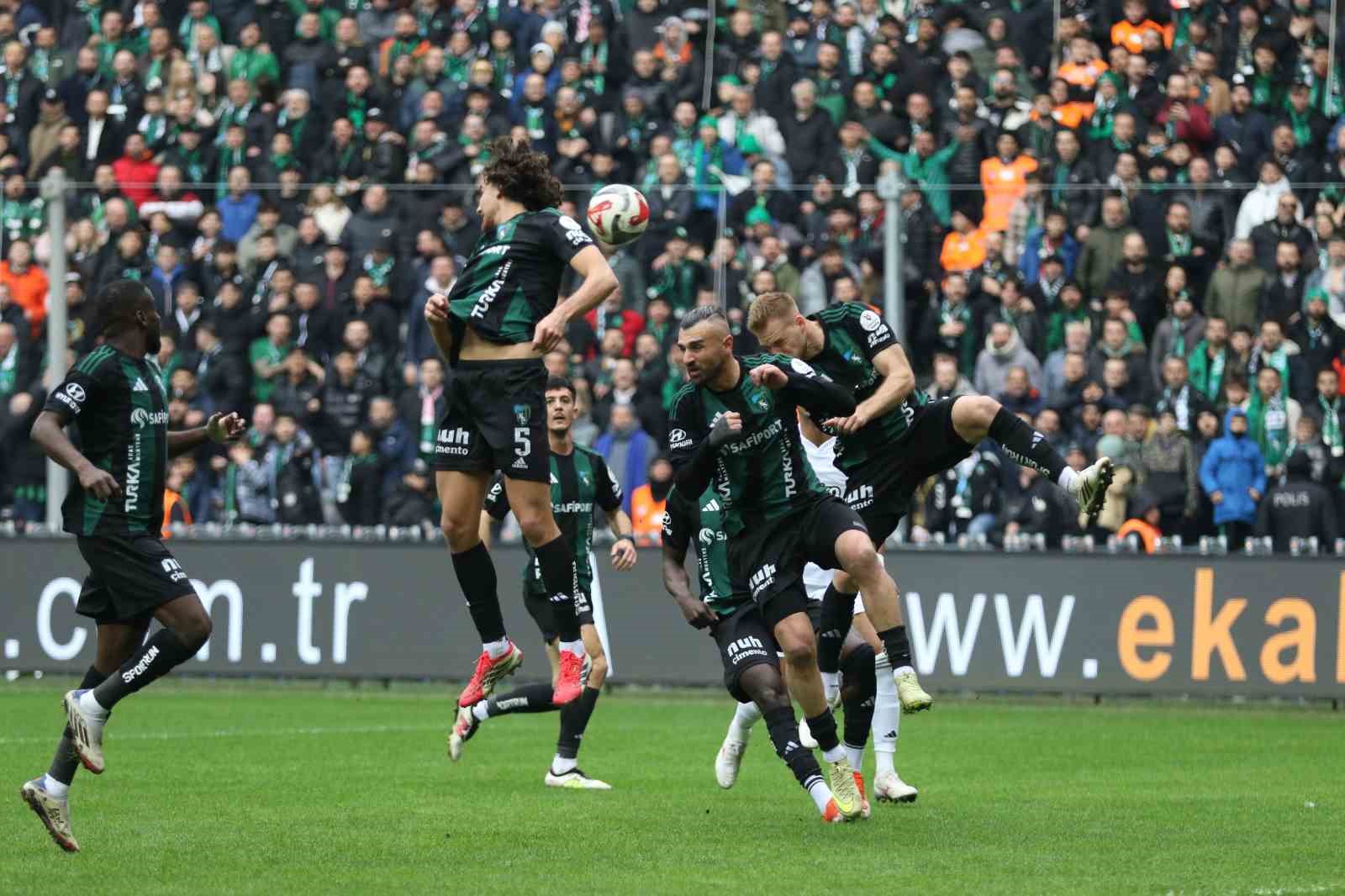 Trendyol Süper Lig: Kocaelispor: 0 - Beşiktaş: 0 (İlk yarı)
