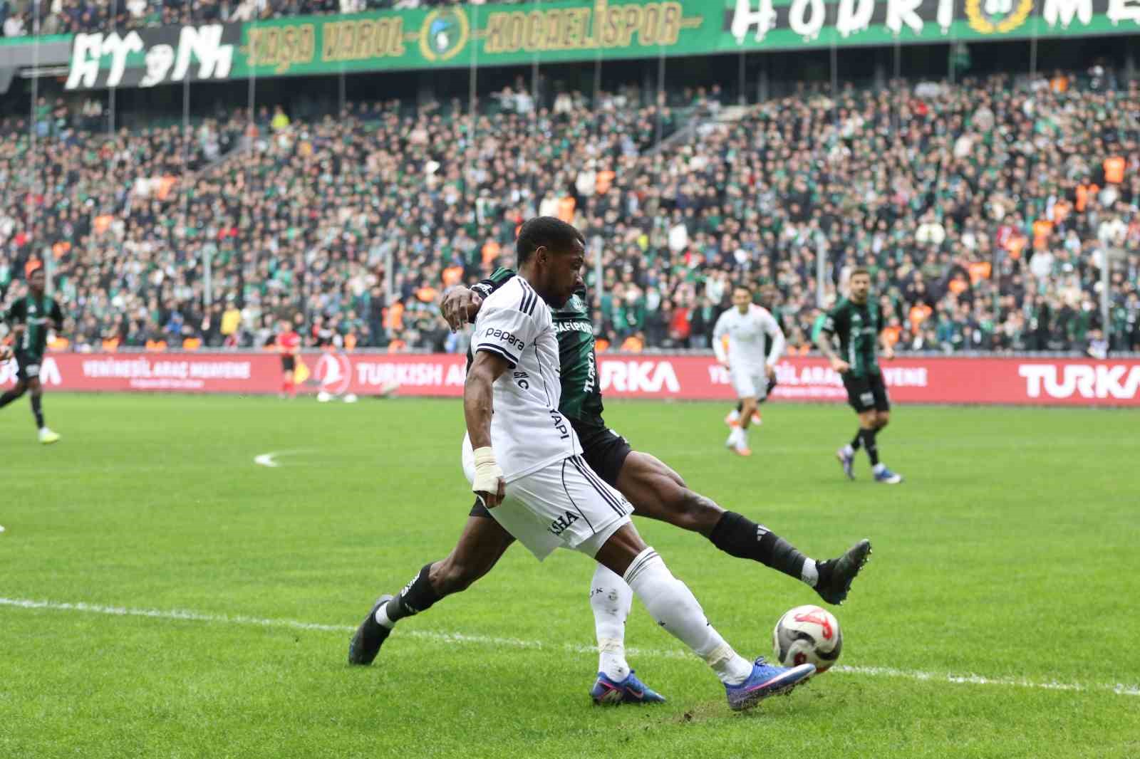 Trendyol Süper Lig: Kocaelispor: 0 - Beşiktaş: 0 (İlk yarı)
