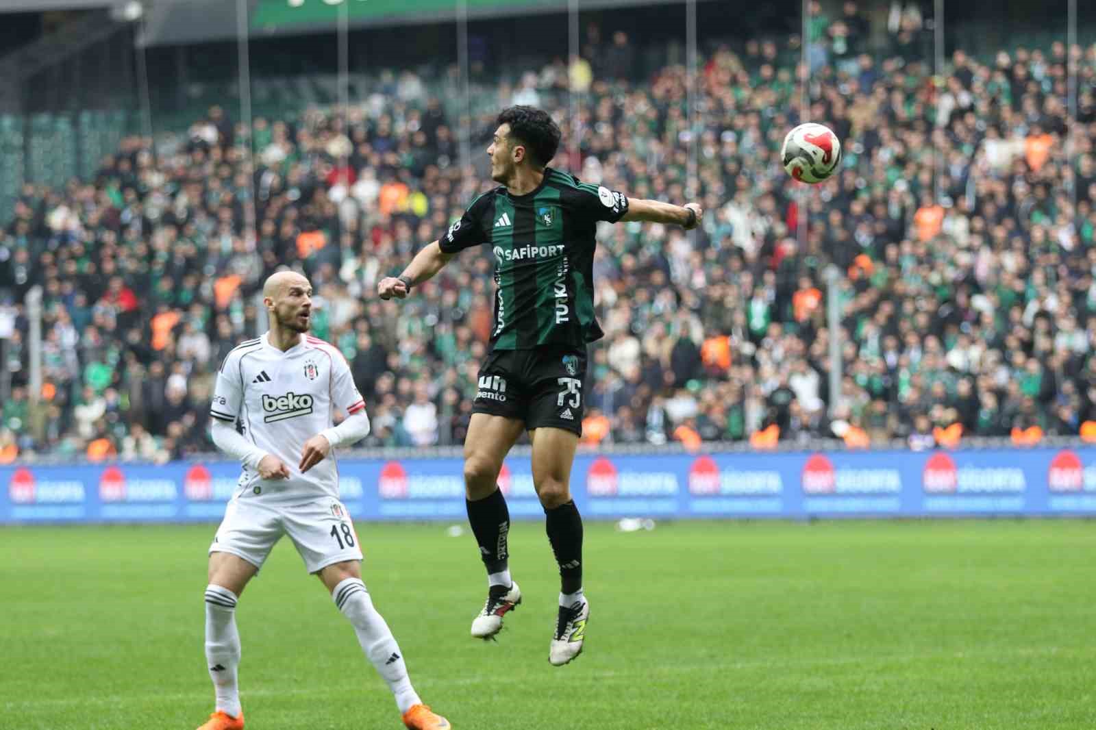 Trendyol Süper Lig: Kocaelispor: 0 - Beşiktaş: 0 (İlk yarı)
