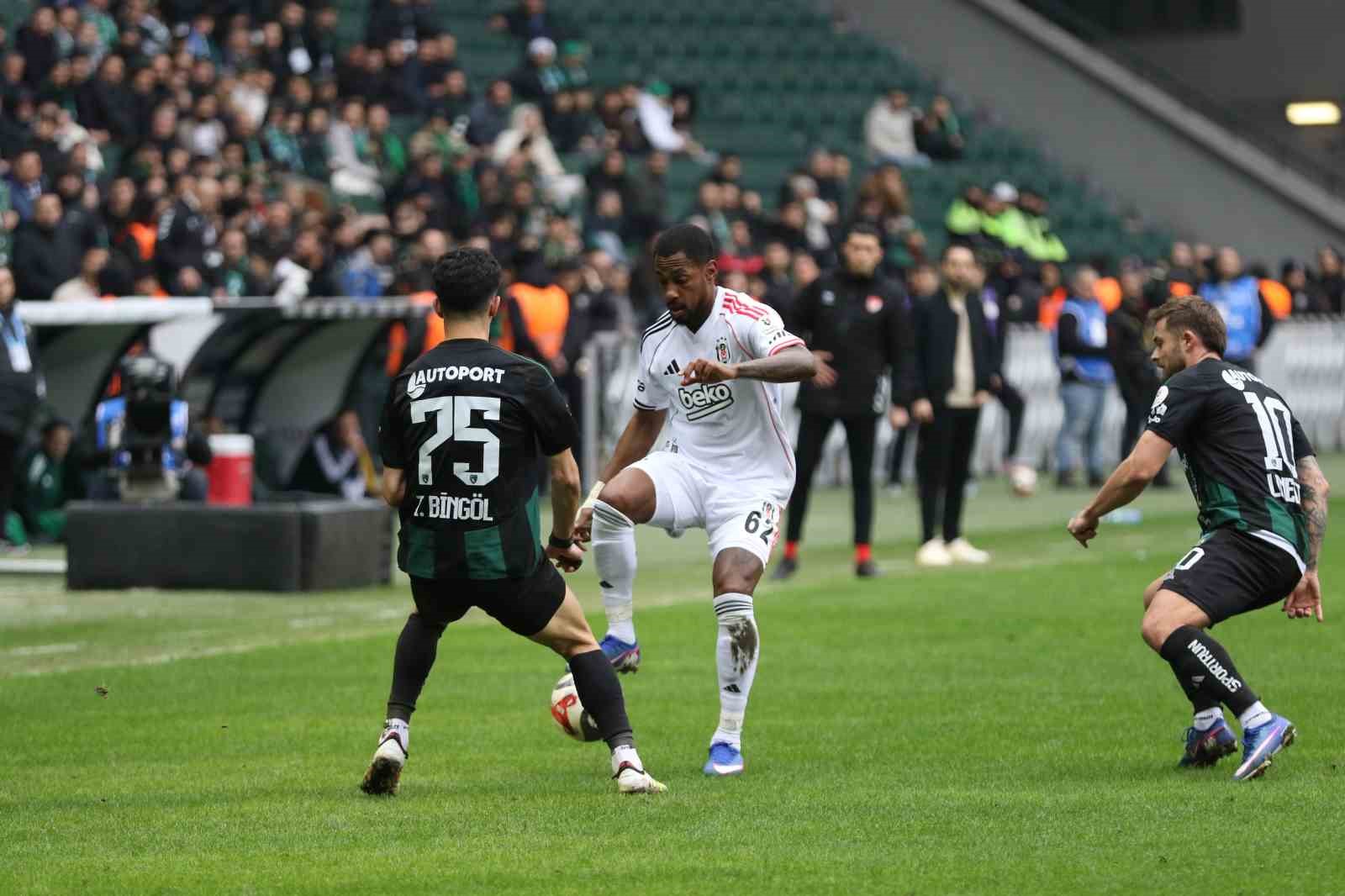 Trendyol Süper Lig: Kocaelispor: 0 - Beşiktaş: 0 (İlk yarı)

