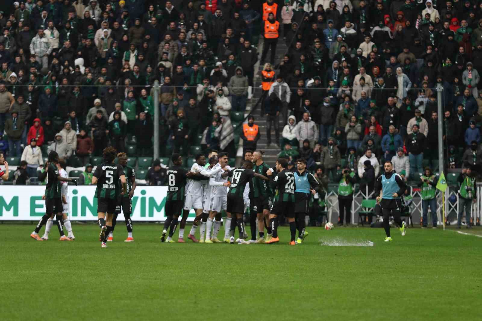 Trendyol Süper Lig: Kocaelispor: 0 - Beşiktaş: 1 (Maç sonucu)
Trendyol Süper Lig: Kocaelispor: 0 - Beşiktaş: 1 (Maç sonucu)
