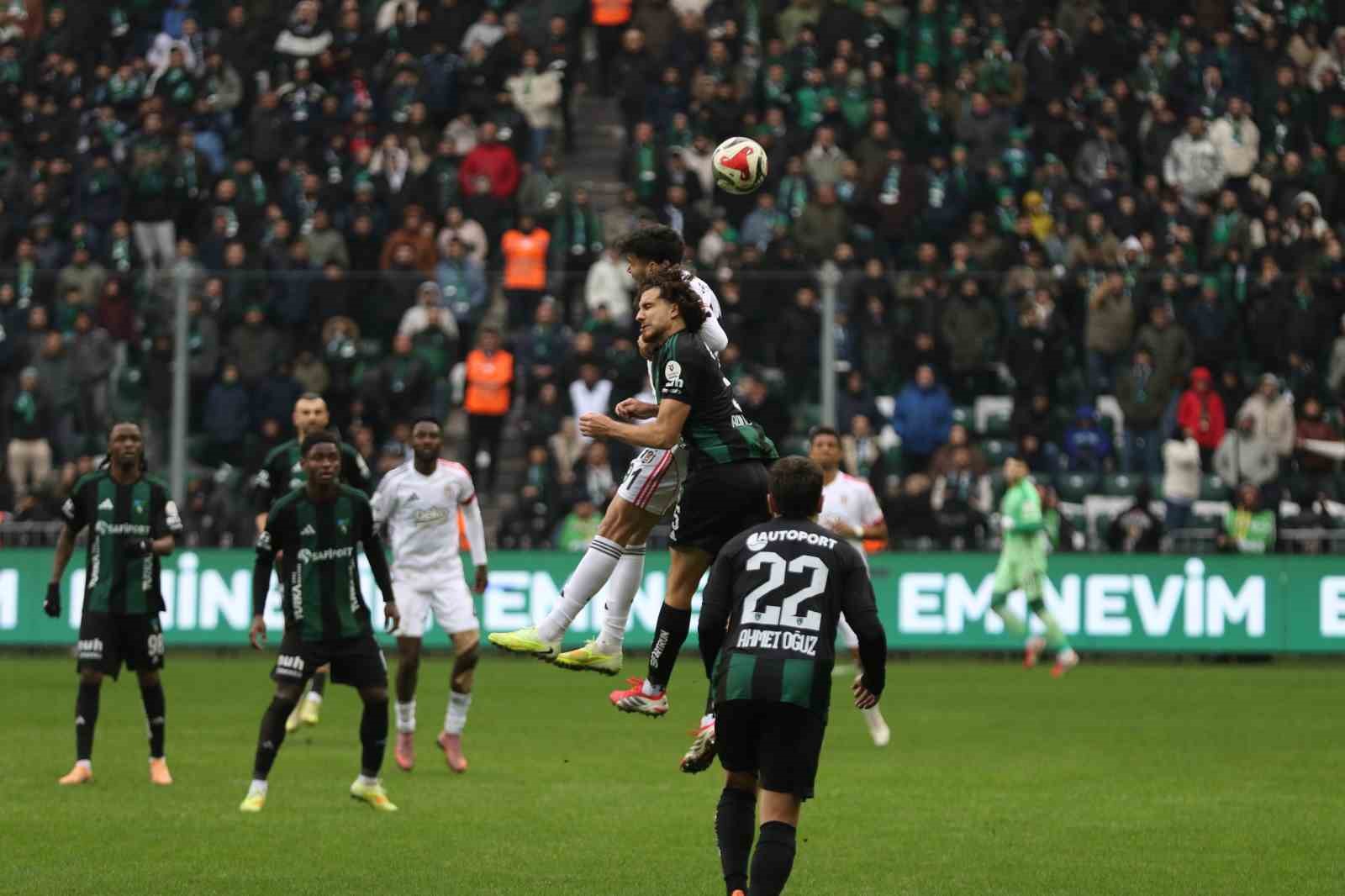 Trendyol Süper Lig: Kocaelispor: 0 - Beşiktaş: 1 (Maç sonucu)
Trendyol Süper Lig: Kocaelispor: 0 - Beşiktaş: 1 (Maç sonucu)