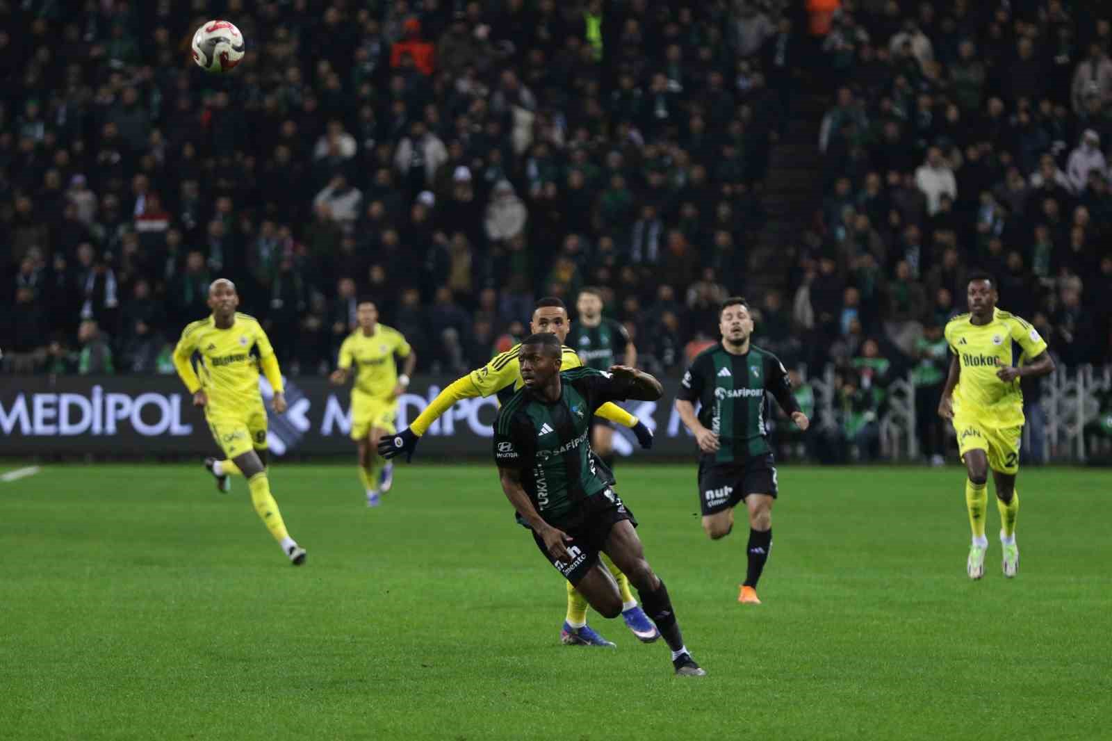 Trendyol Süper Lig: Kocaelispor: 0 - Fenerbahçe: 0 (Maç devam ediyor)
