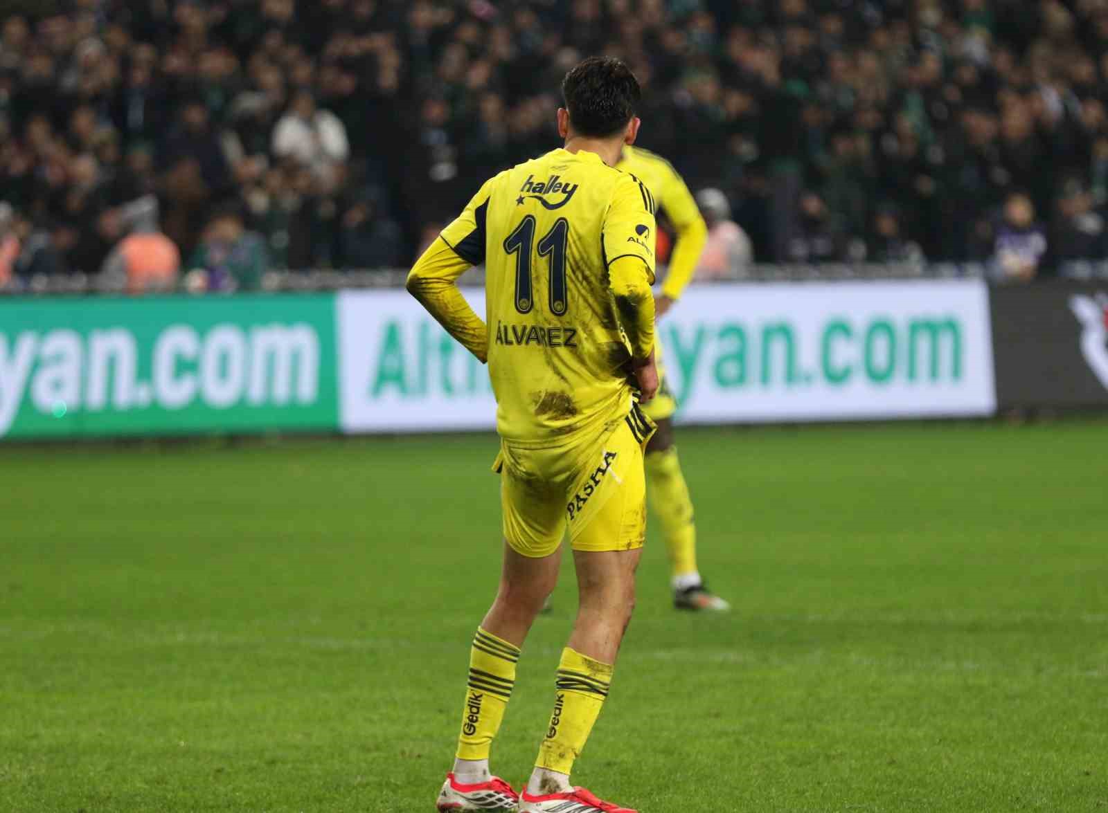 Trendyol Süper Lig: Kocaelispor: 0 - Fenerbahçe: 1 (İlk yarı)
