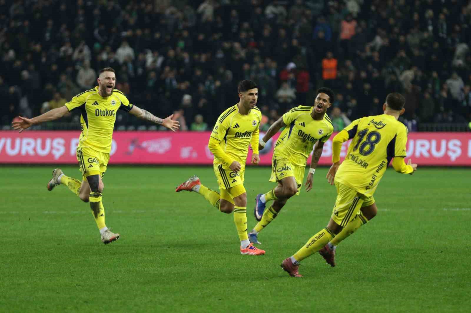 Trendyol Süper Lig: Kocaelispor: 0 - Fenerbahçe: 1 (İlk yarı)
