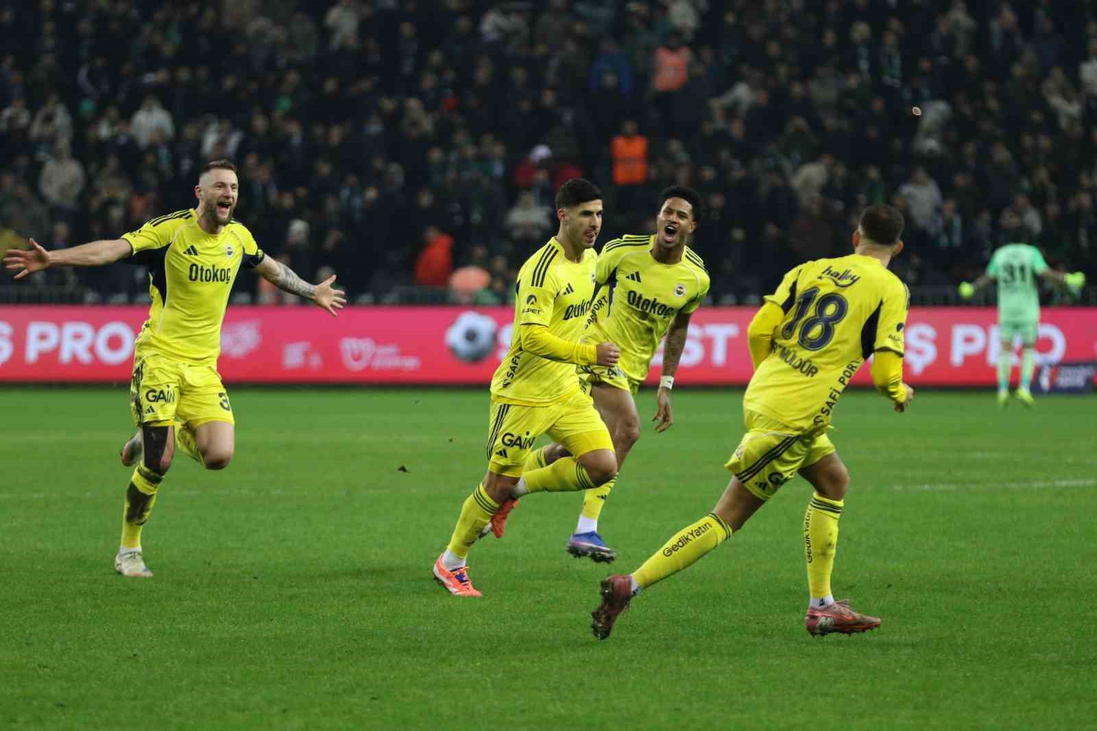 Trendyol Süper Lig: Kocaelispor: 0 - Fenerbahçe: 1 (İlk yarı)
