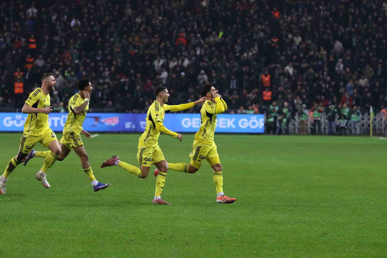 Trendyol Süper Lig: Kocaelispor: 0 - Fenerbahçe: 1 (İlk yarı)
