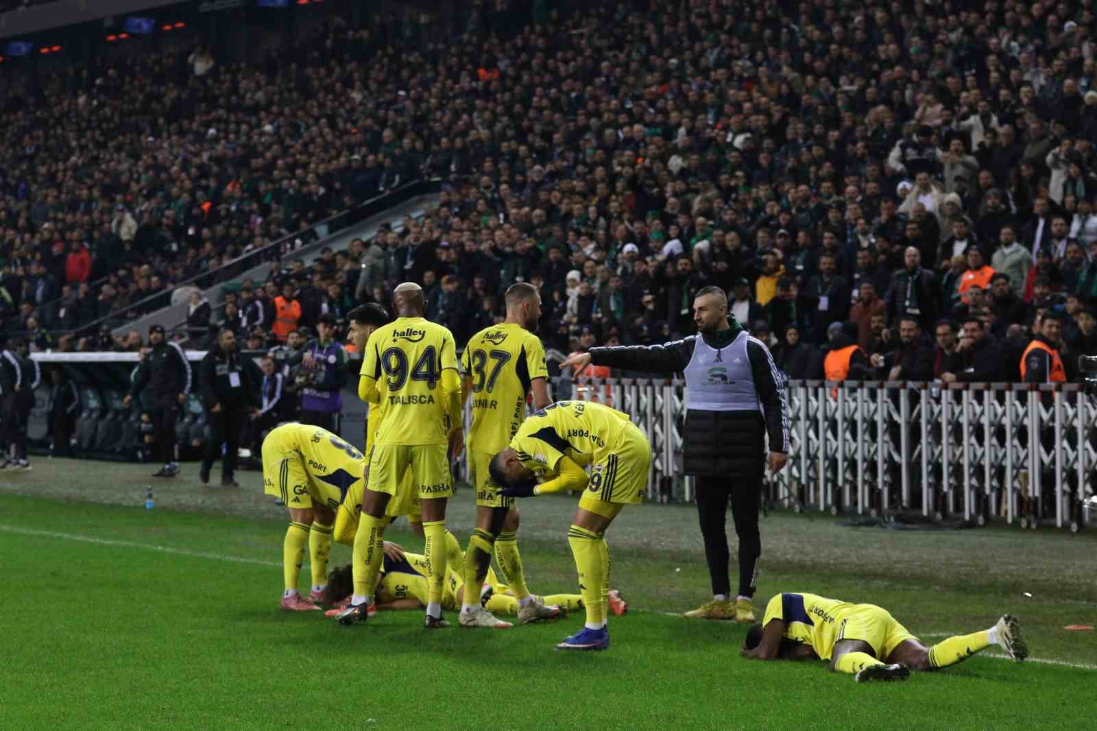 Trendyol Süper Lig: Kocaelispor: 0 - Fenerbahçe: 1 (İlk yarı)
