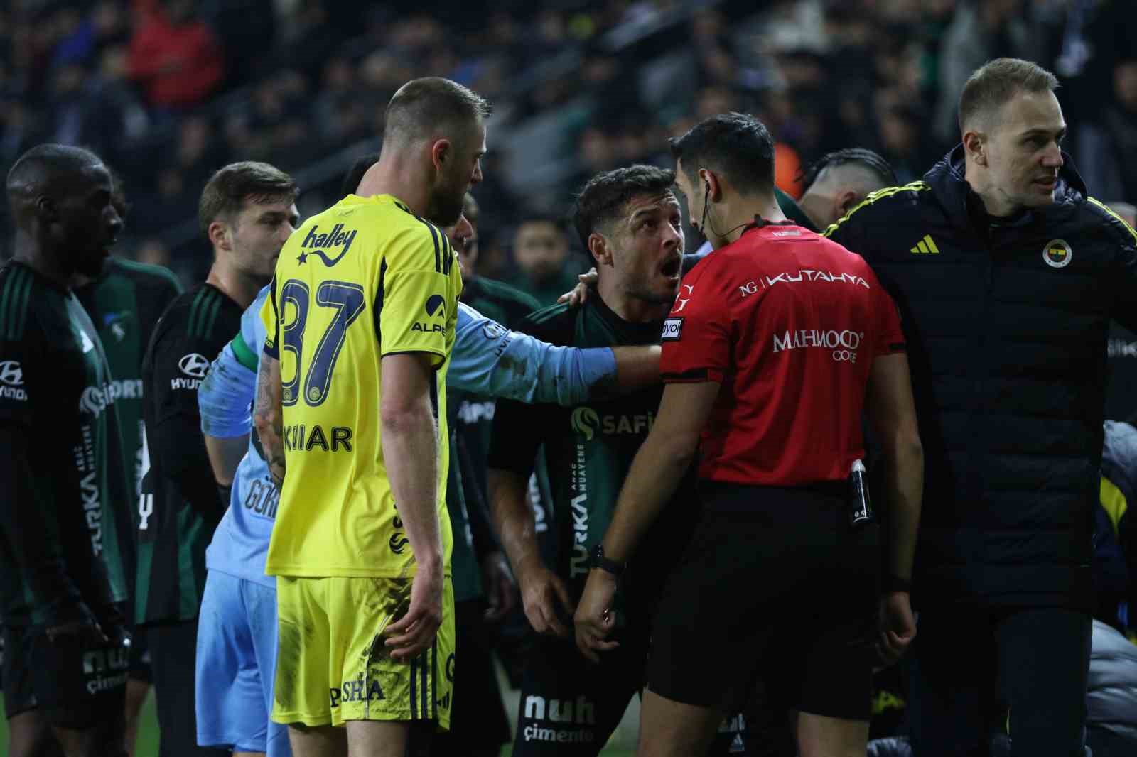 Trendyol Süper Lig: Kocaelispor: 0 - Fenerbahçe: 1 (İlk yarı)
