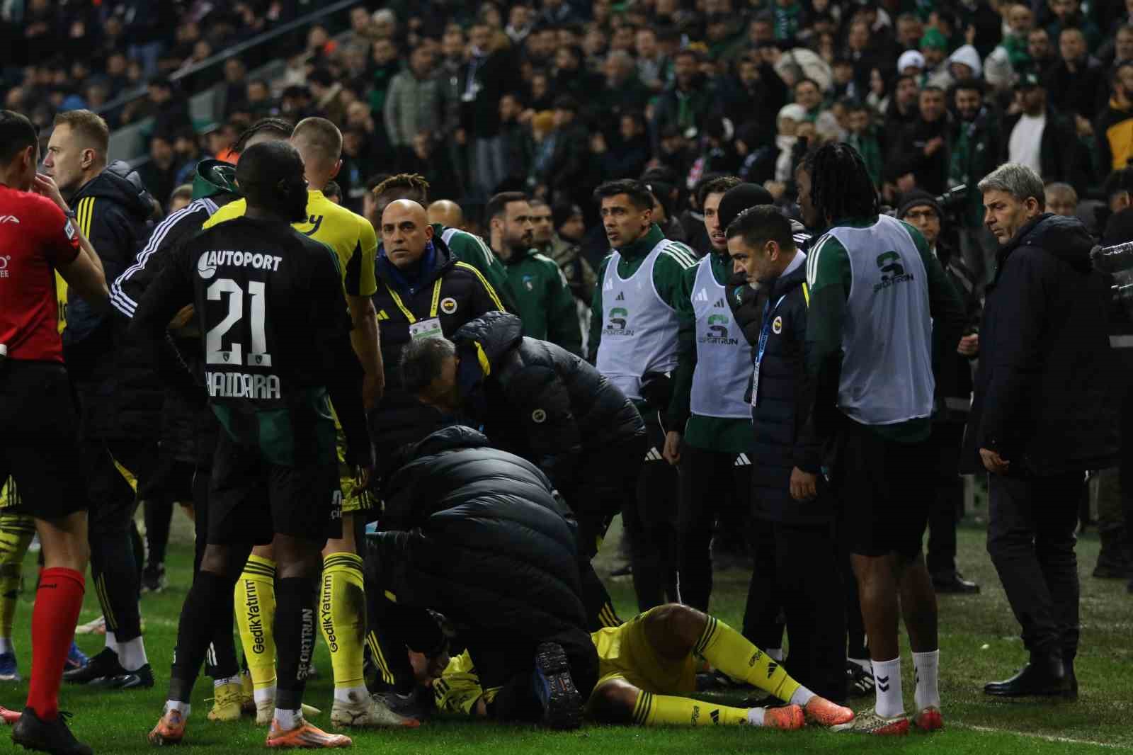 Trendyol Süper Lig: Kocaelispor: 0 - Fenerbahçe: 1 (İlk yarı)
