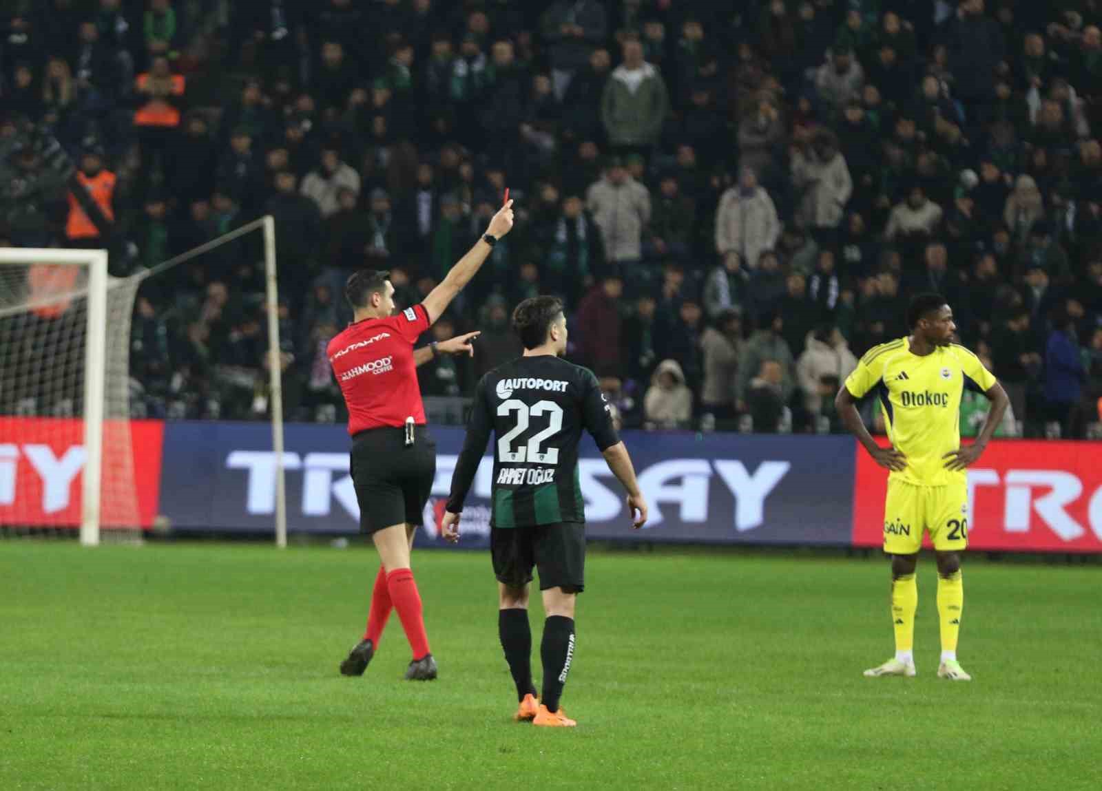 Trendyol Süper Lig: Kocaelispor: 0 - Fenerbahçe: 1 (İlk yarı)
