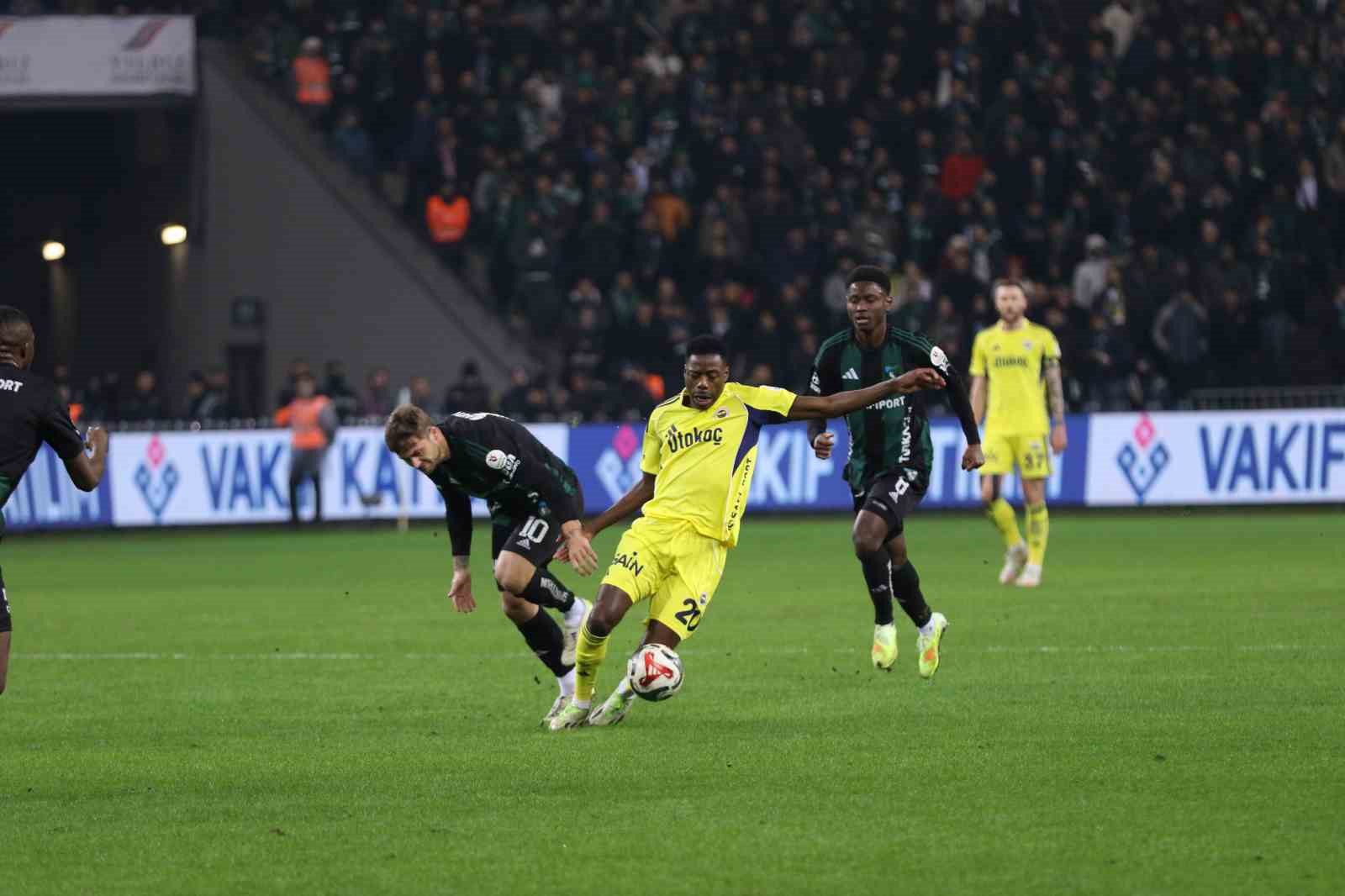 Trendyol Süper Lig: Kocaelispor: 0 - Fenerbahçe: 1 (İlk yarı)
