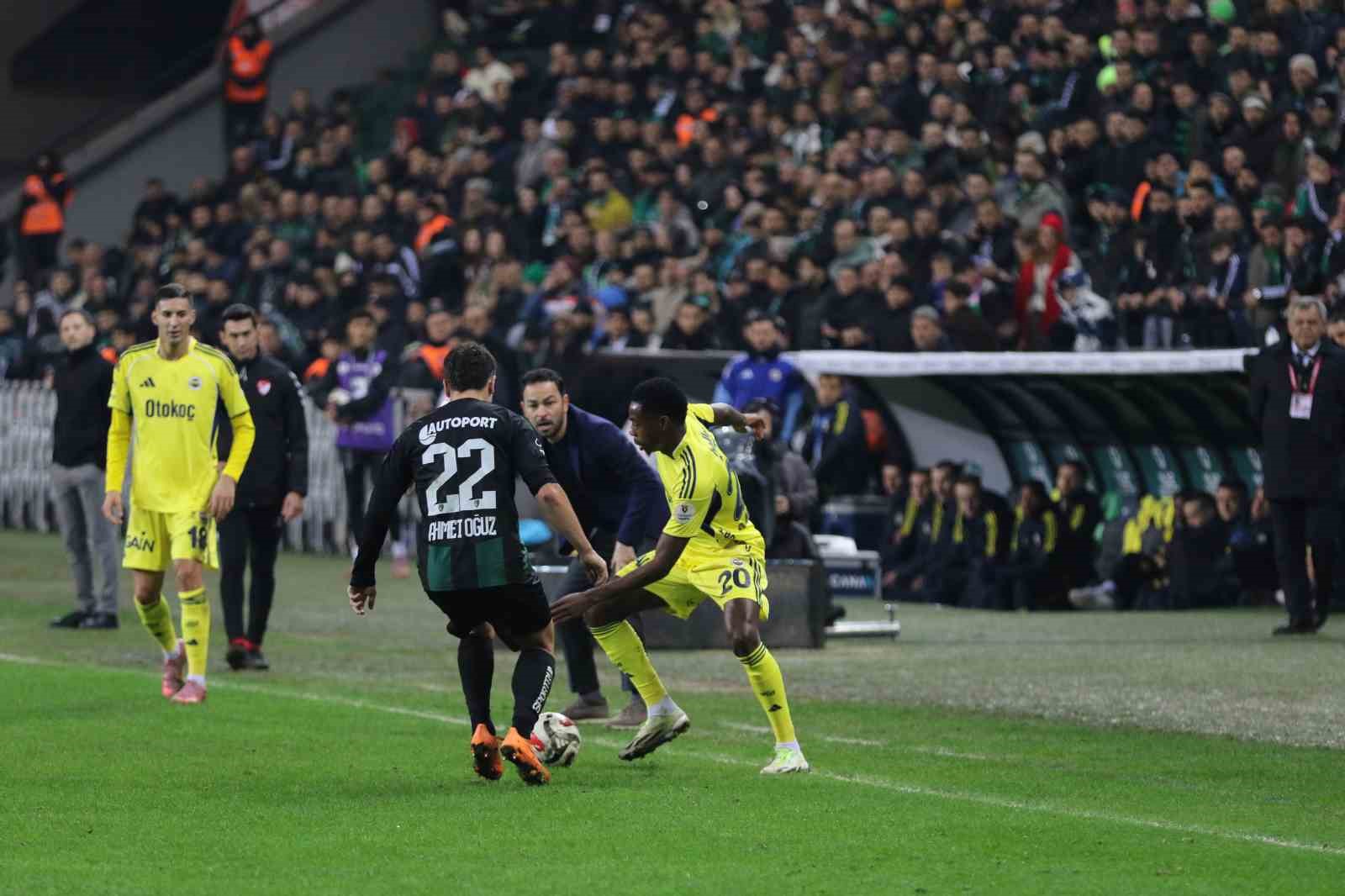Trendyol Süper Lig: Kocaelispor: 0 - Fenerbahçe: 1 (İlk yarı)
