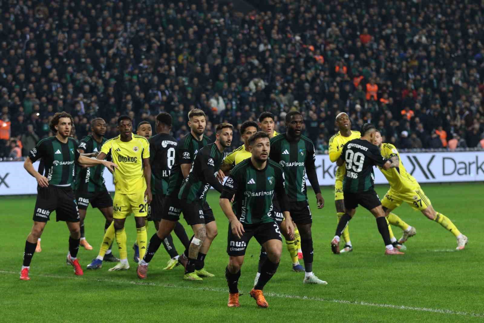 Trendyol Süper Lig: Kocaelispor: 0 - Fenerbahçe: 1 (İlk yarı)
